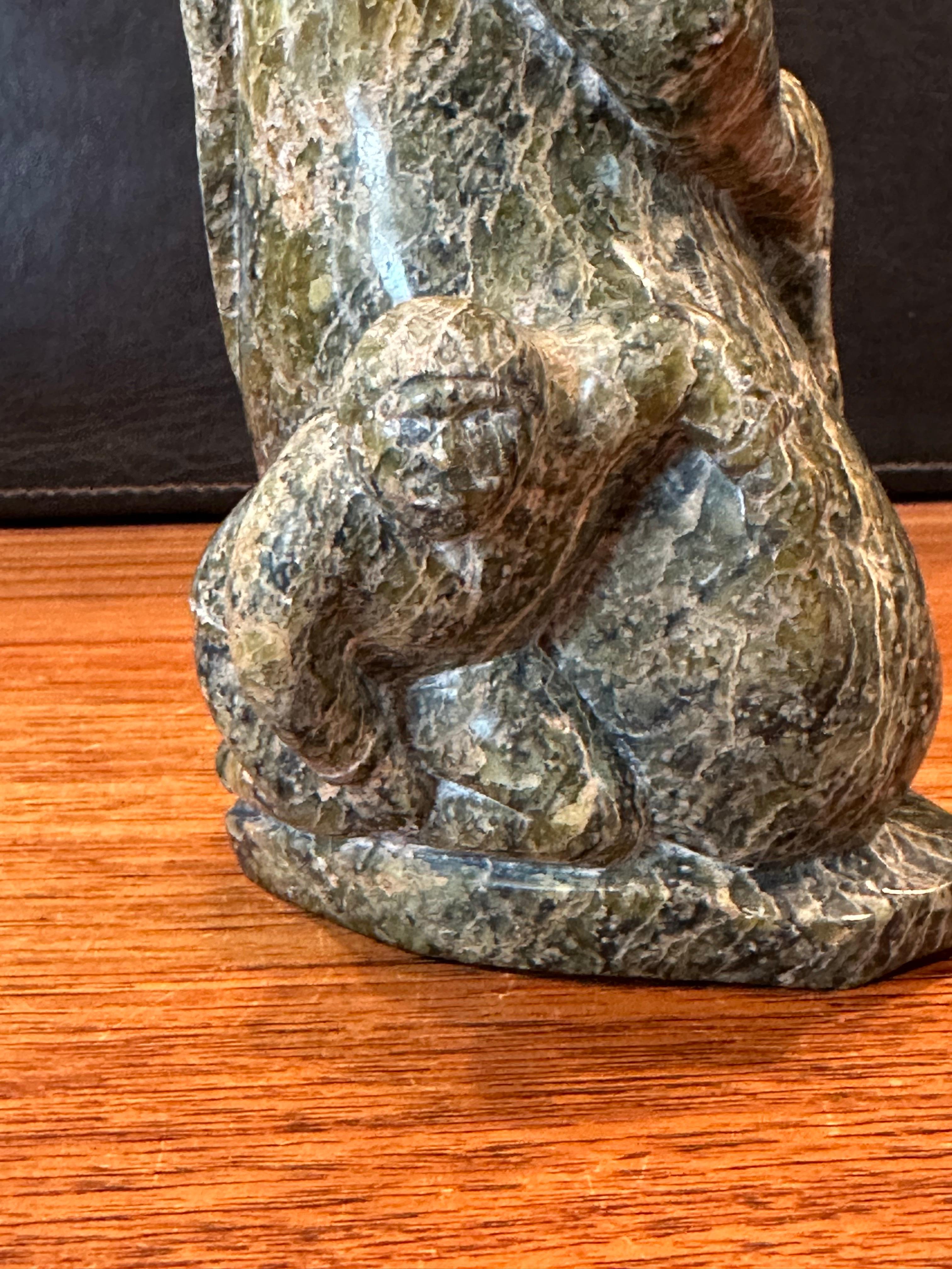 Mujer y niño inuit Escultura de oso de piedra tallada a mano por Oviloo Tunnillie en venta 9