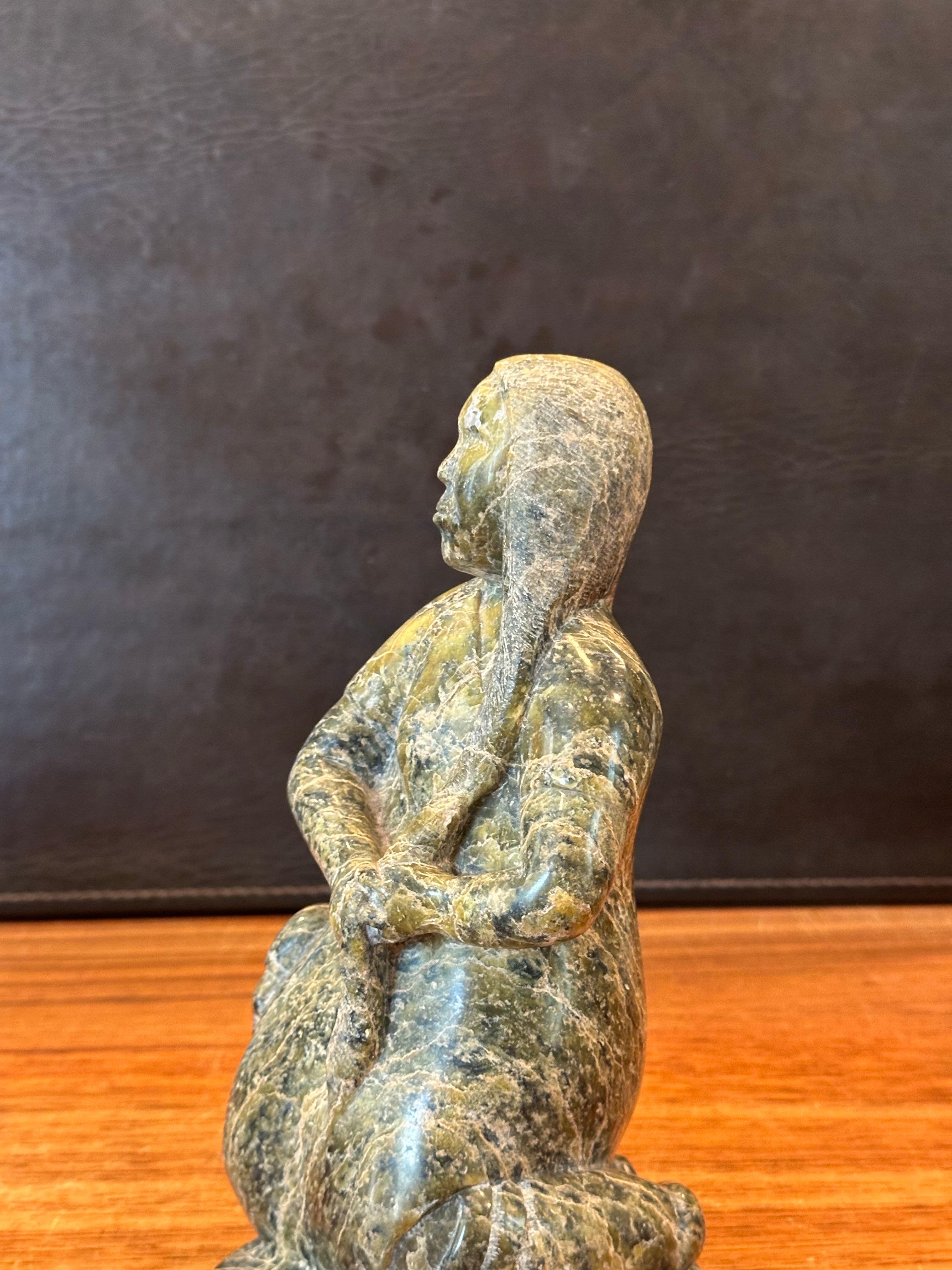 Mujer y niño inuit Escultura de oso de piedra tallada a mano por Oviloo Tunnillie en venta 10