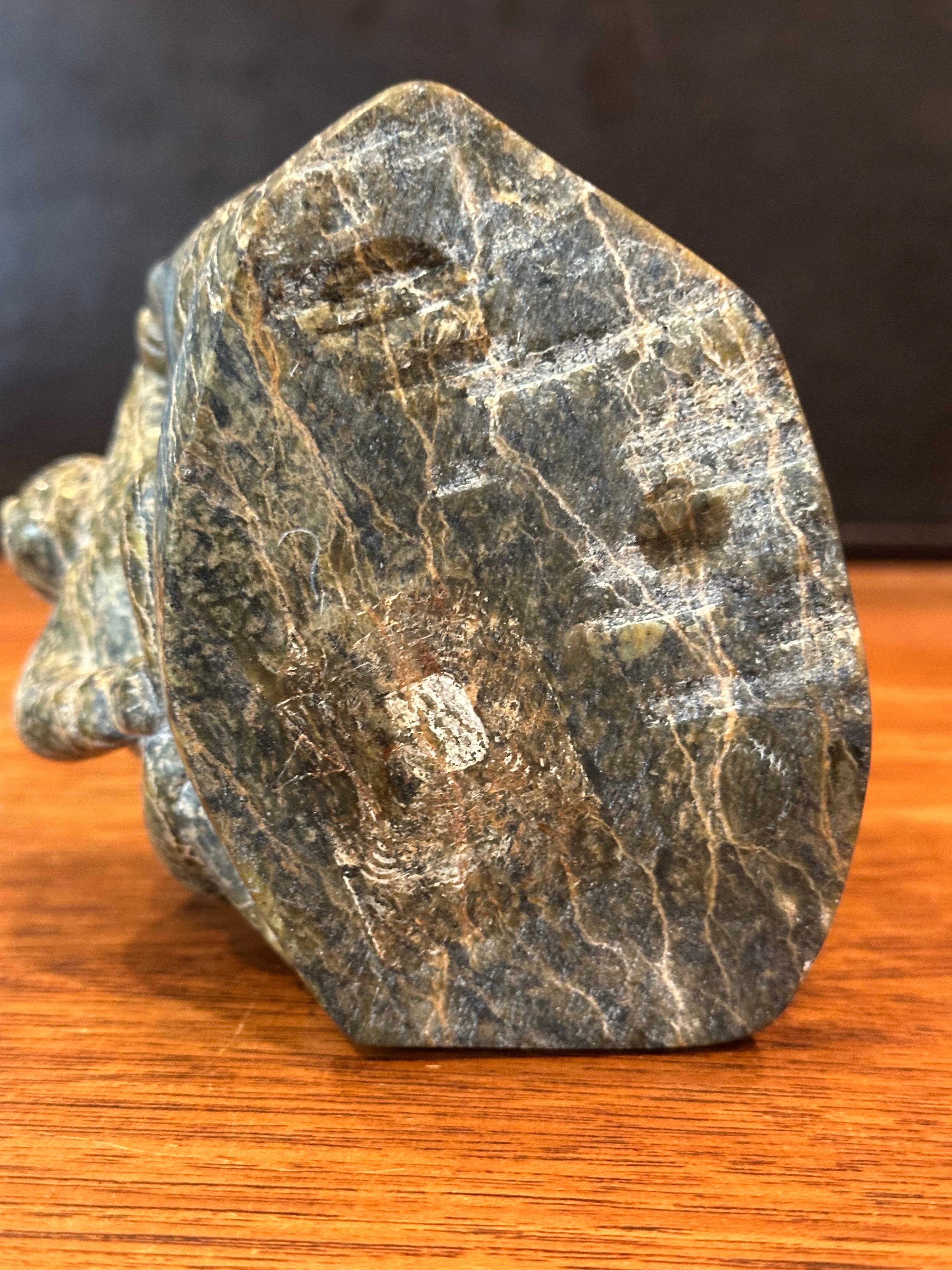 Mujer y niño inuit Escultura de oso de piedra tallada a mano por Oviloo Tunnillie en venta 11