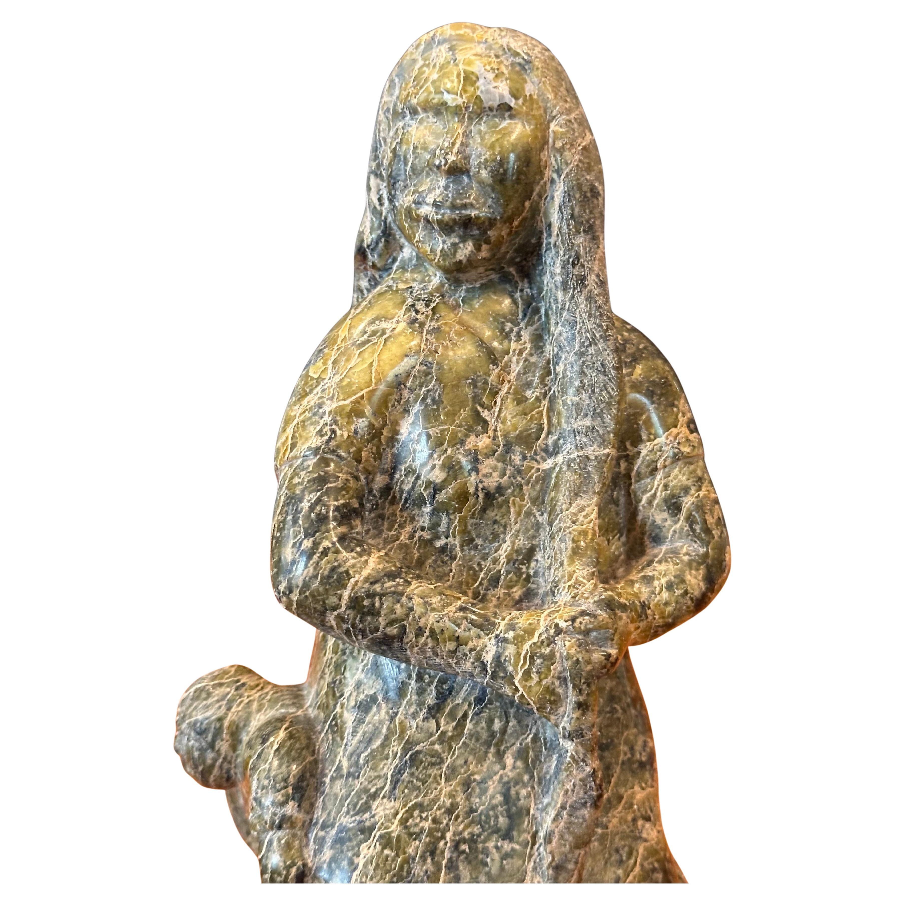 Mujer y niño inuit Escultura de oso de piedra tallada a mano por Oviloo Tunnillie en venta 13