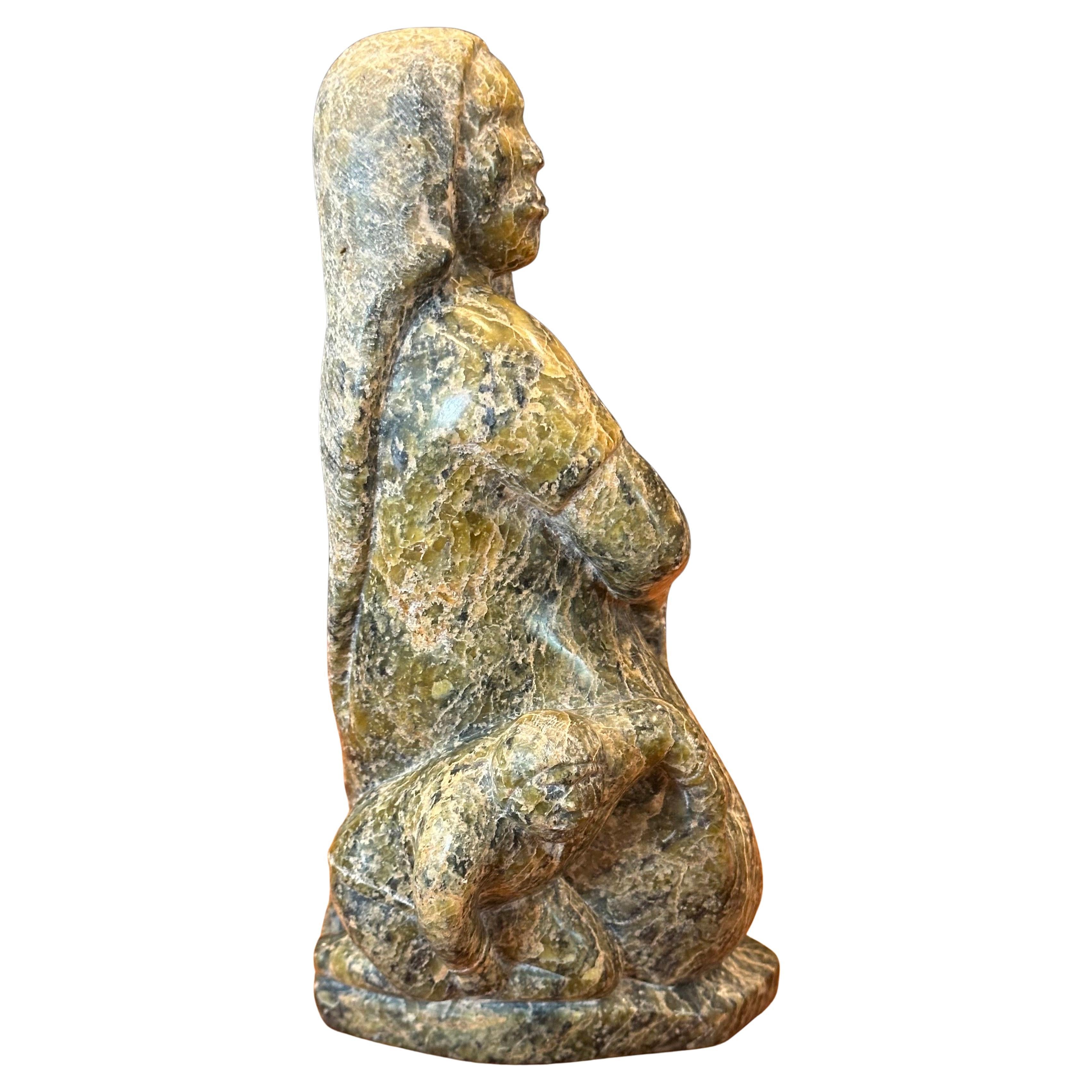 Mujer y niño inuit Escultura de oso de piedra tallada a mano por Oviloo Tunnillie Canadiense en venta