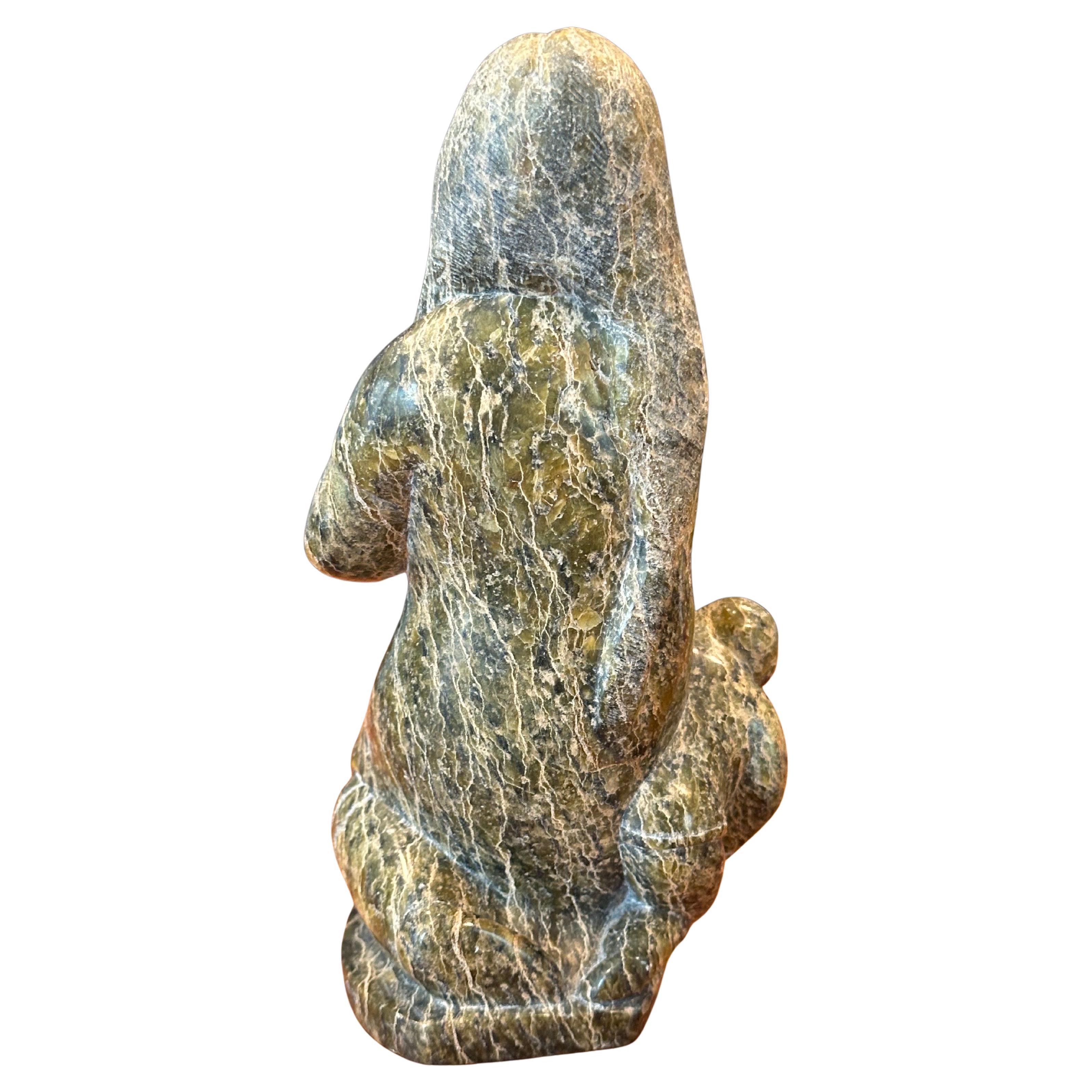 Mujer y niño inuit Escultura de oso de piedra tallada a mano por Oviloo Tunnillie Tallado a mano en venta