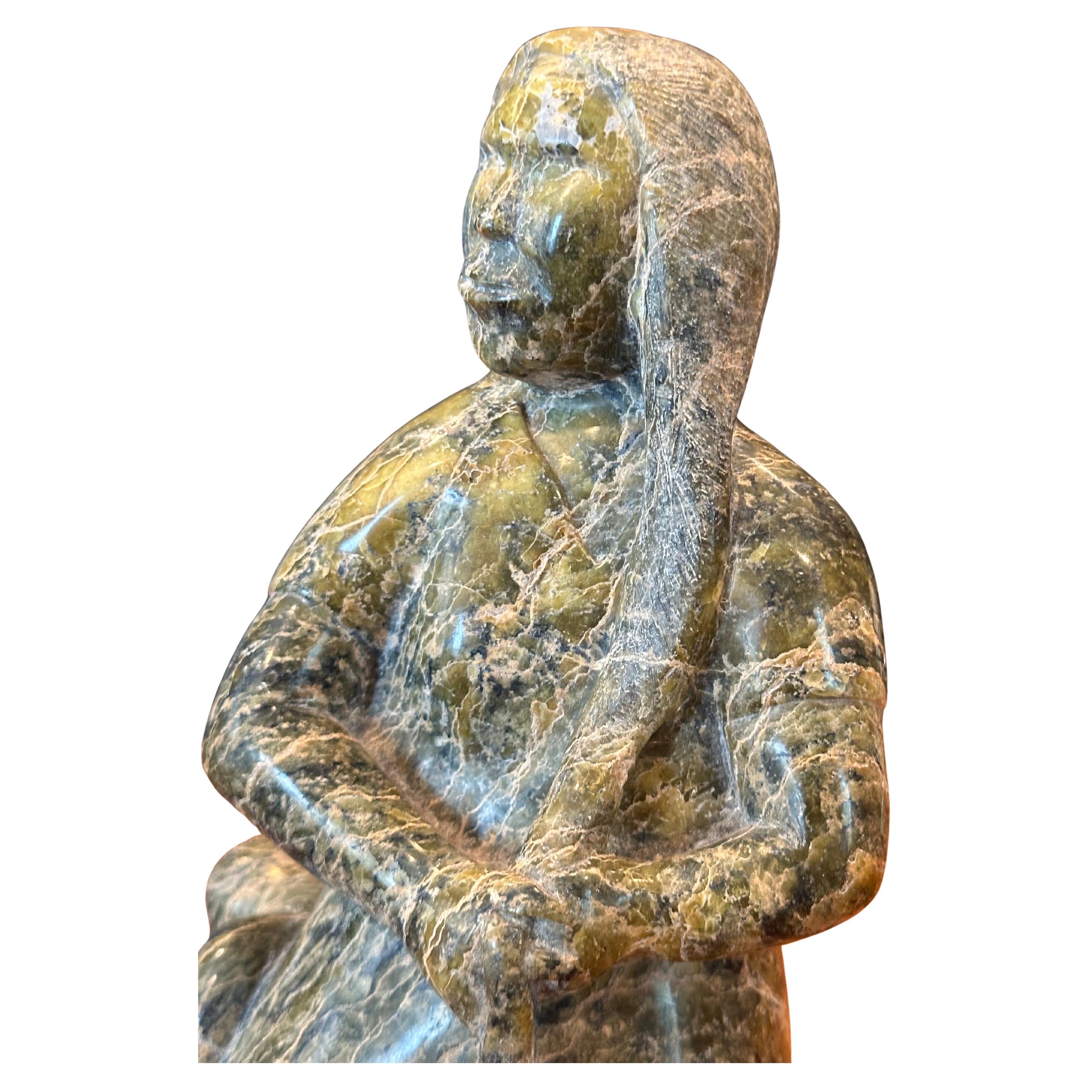 Mujer y niño inuit Escultura de oso de piedra tallada a mano por Oviloo Tunnillie en Bueno estado para la venta en San Diego, CA