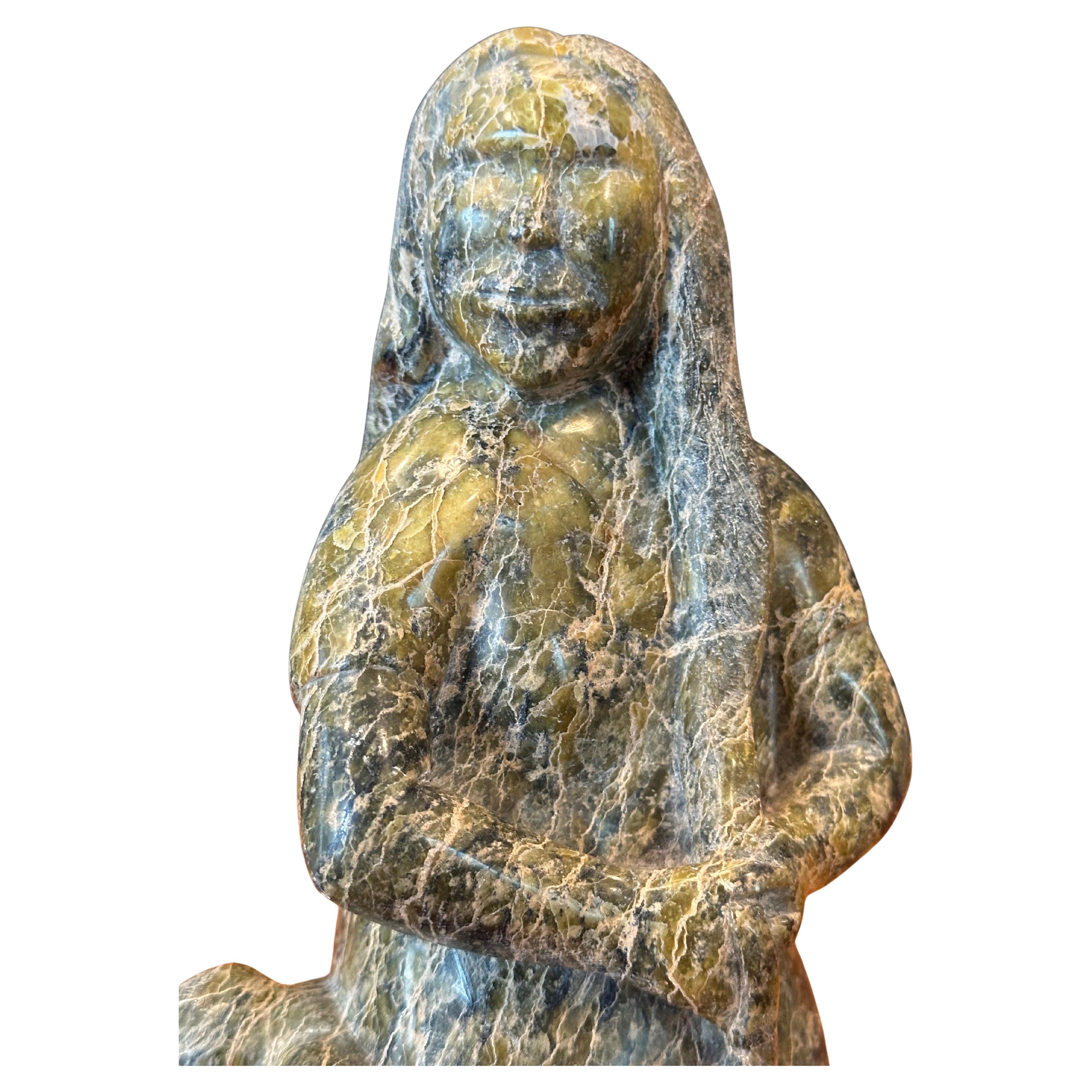 Mujer y niño inuit Escultura de oso de piedra tallada a mano por Oviloo Tunnillie siglo XX en venta