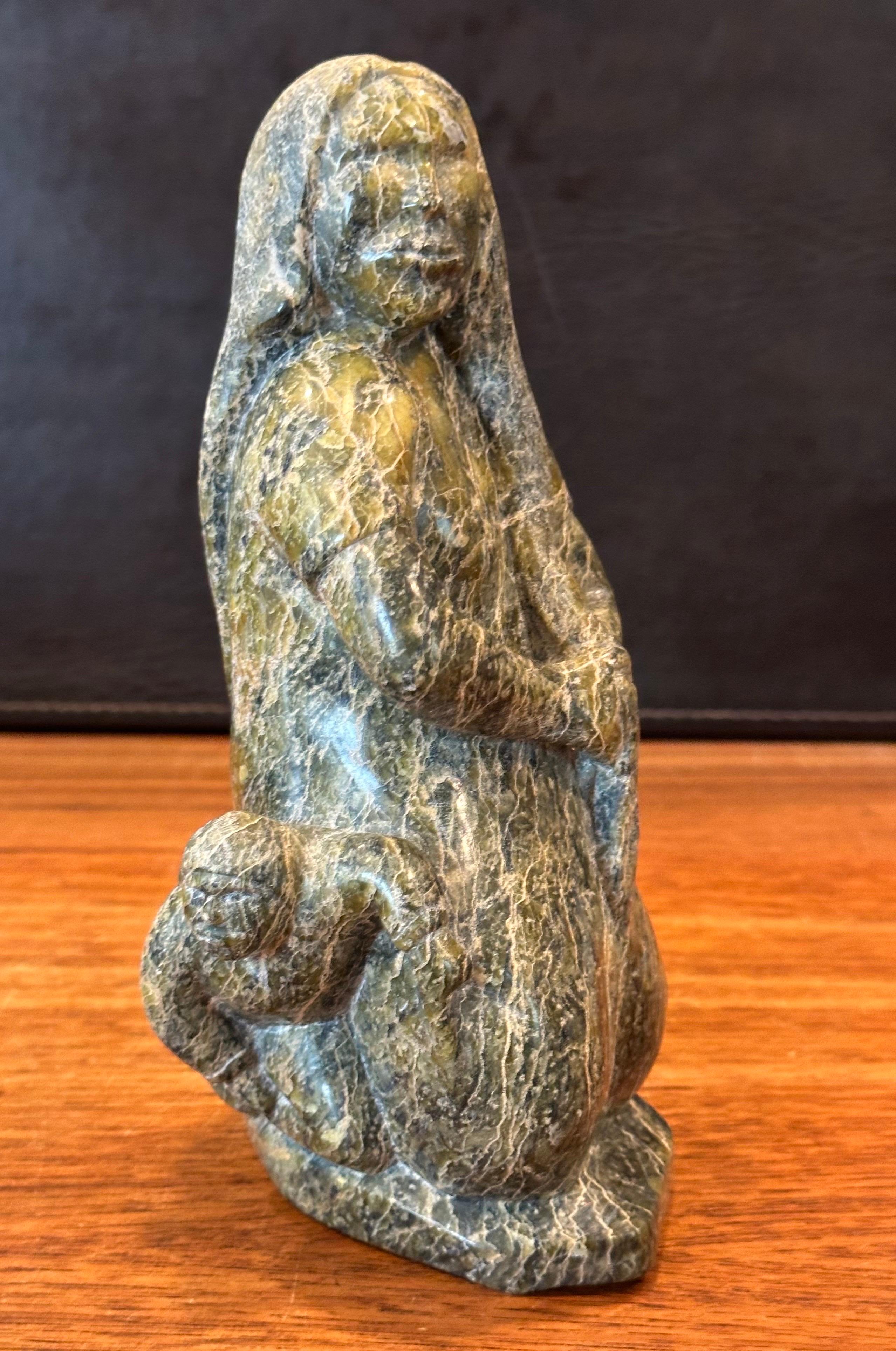 Mujer y niño inuit Escultura de oso de piedra tallada a mano por Oviloo Tunnillie Piedra en venta
