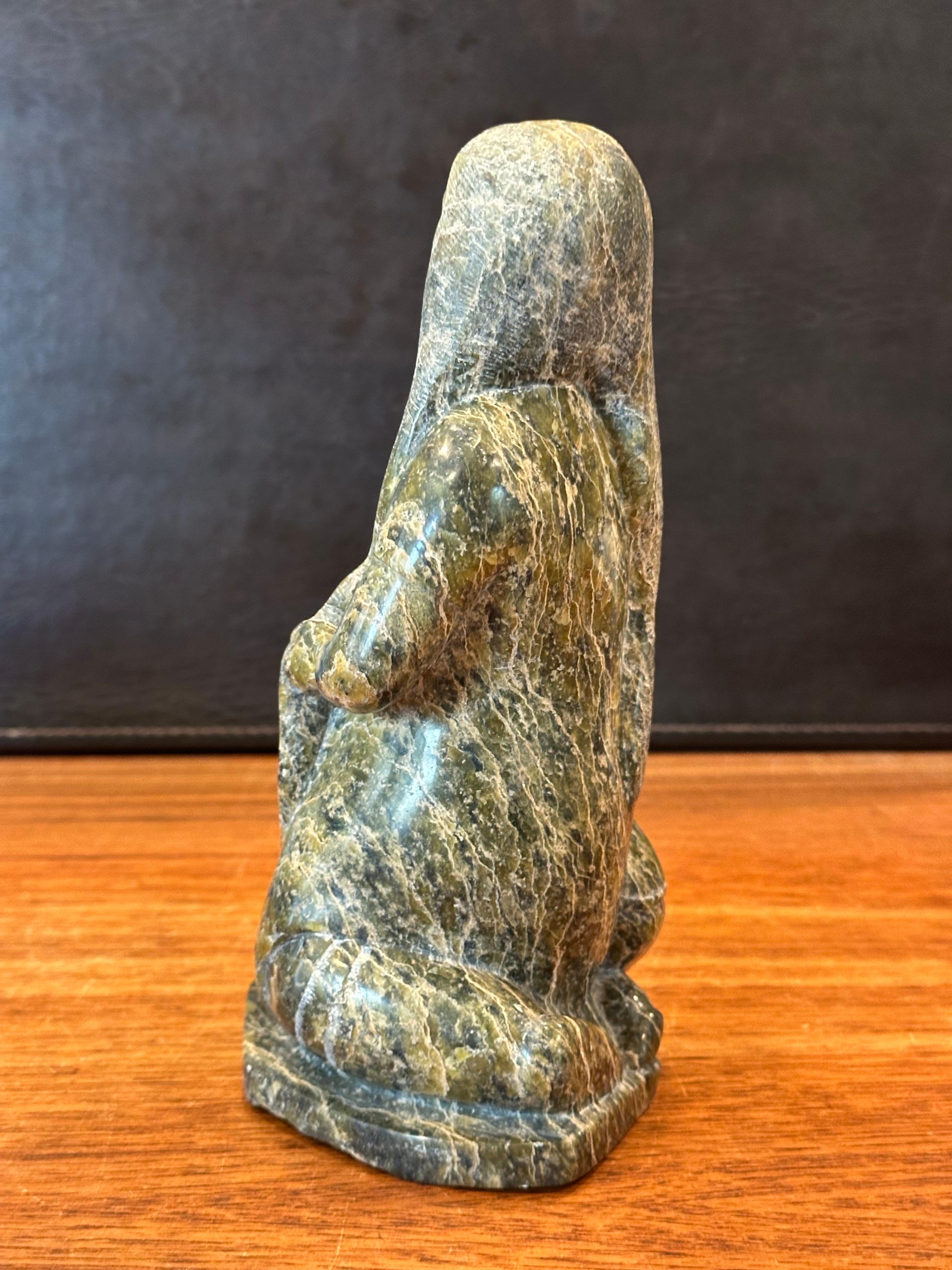 Mujer y niño inuit Escultura de oso de piedra tallada a mano por Oviloo Tunnillie en venta 1
