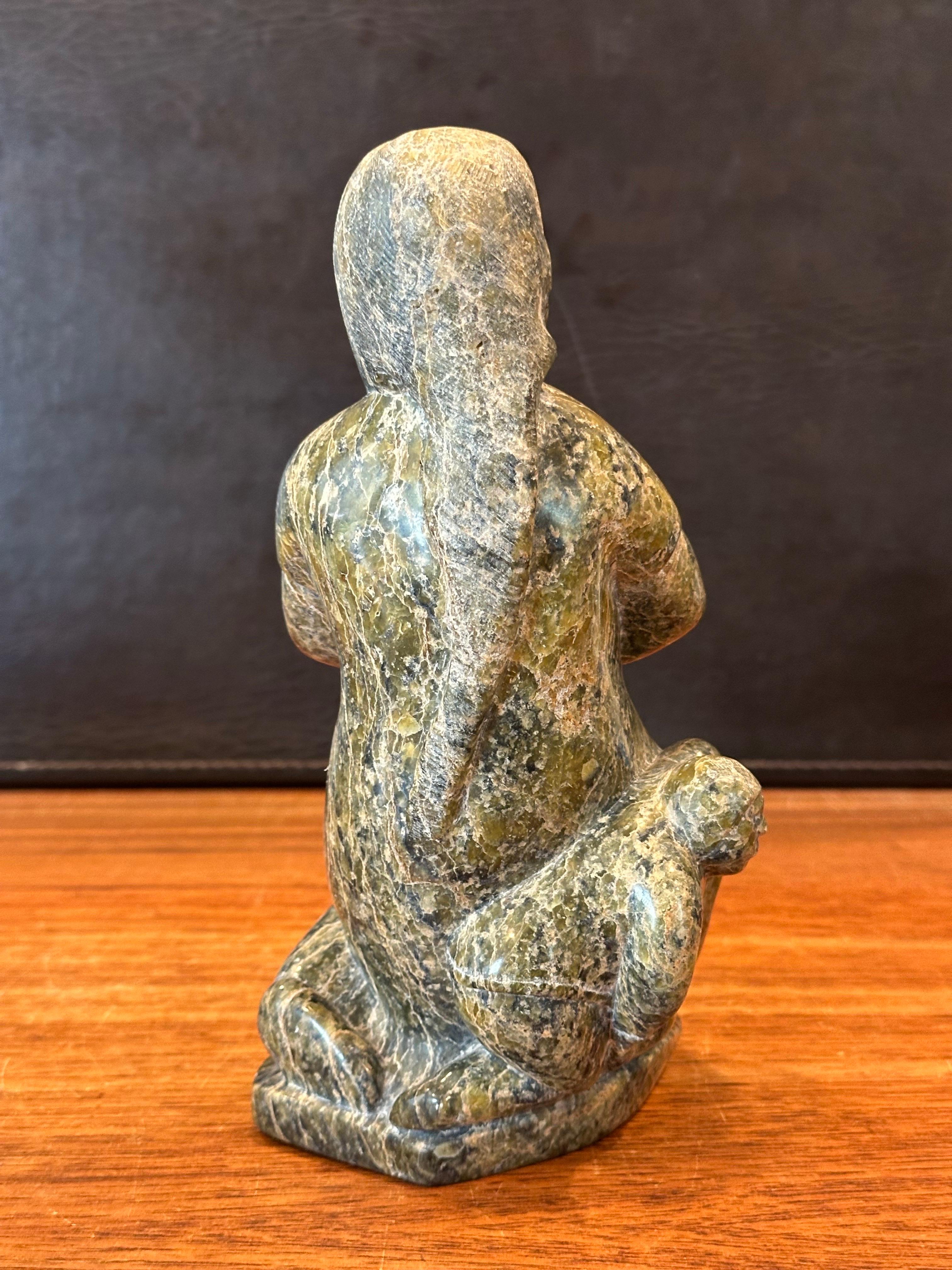 Mujer y niño inuit Escultura de oso de piedra tallada a mano por Oviloo Tunnillie en venta 2