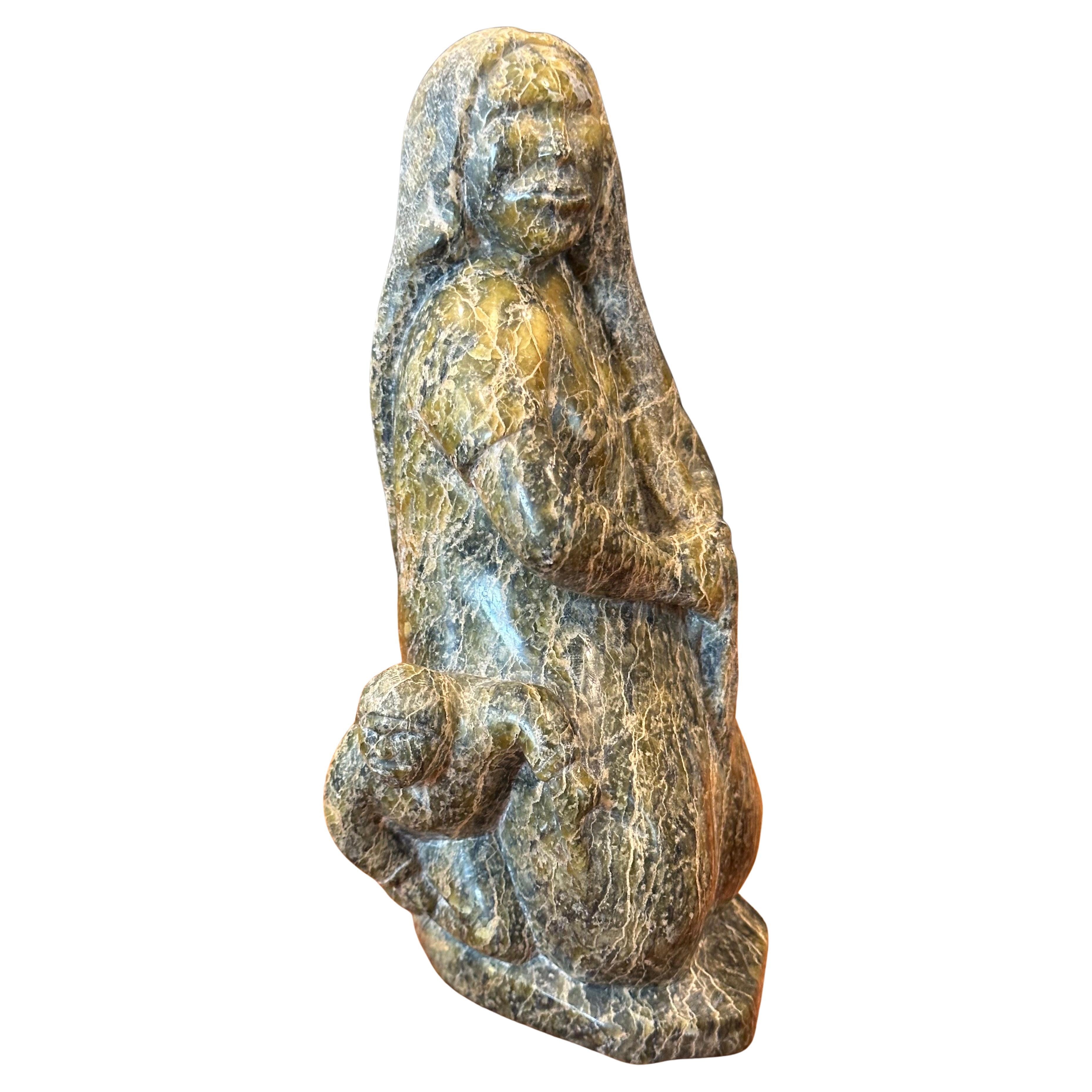 Mujer y niño inuit Escultura de oso de piedra tallada a mano por Oviloo Tunnillie en venta