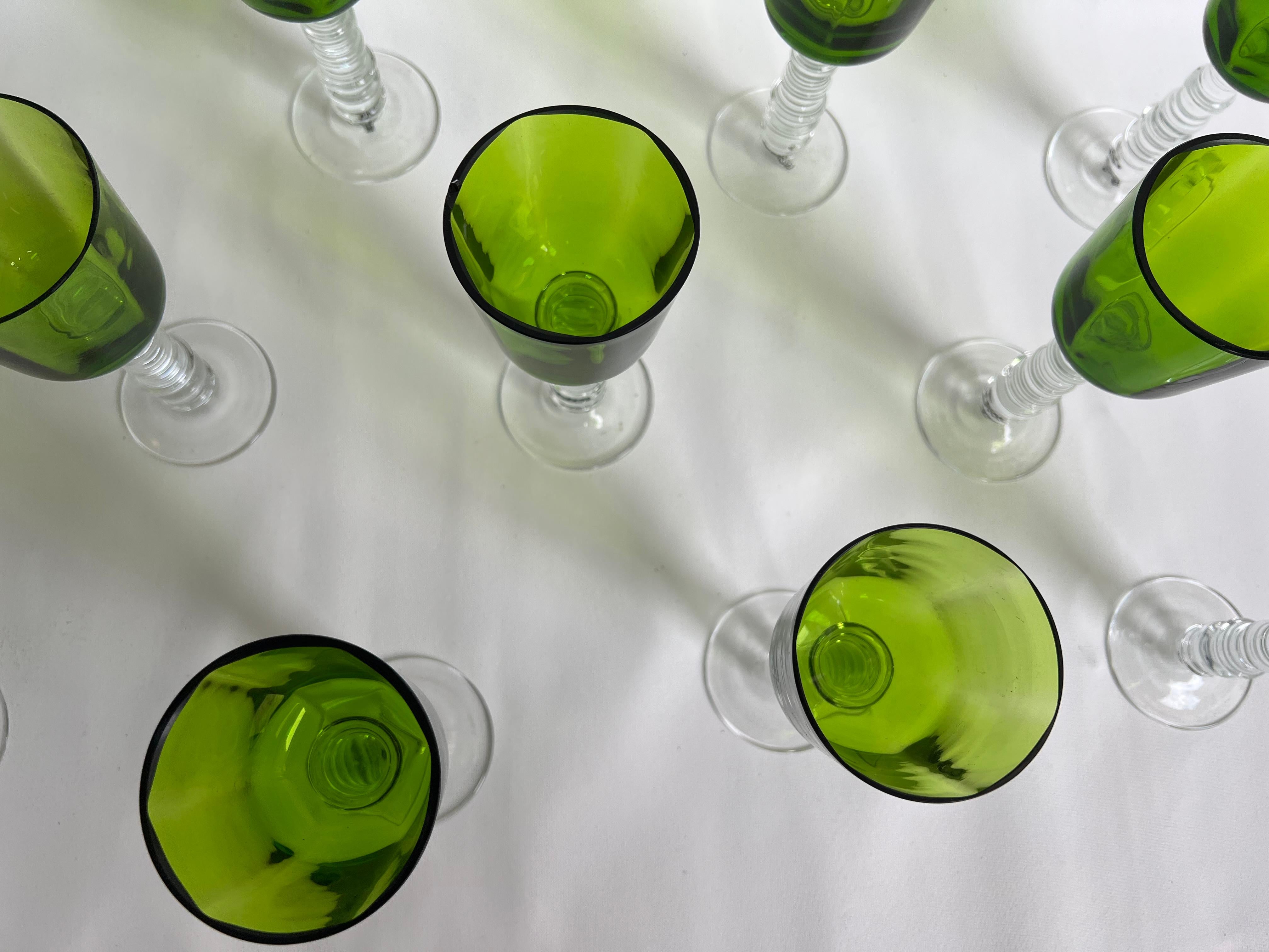 Milieu du XXe siècle Ensemble inhabituel de 12 verres à vin en cristal  12  Signature : Querandi, année : 1960 en vente