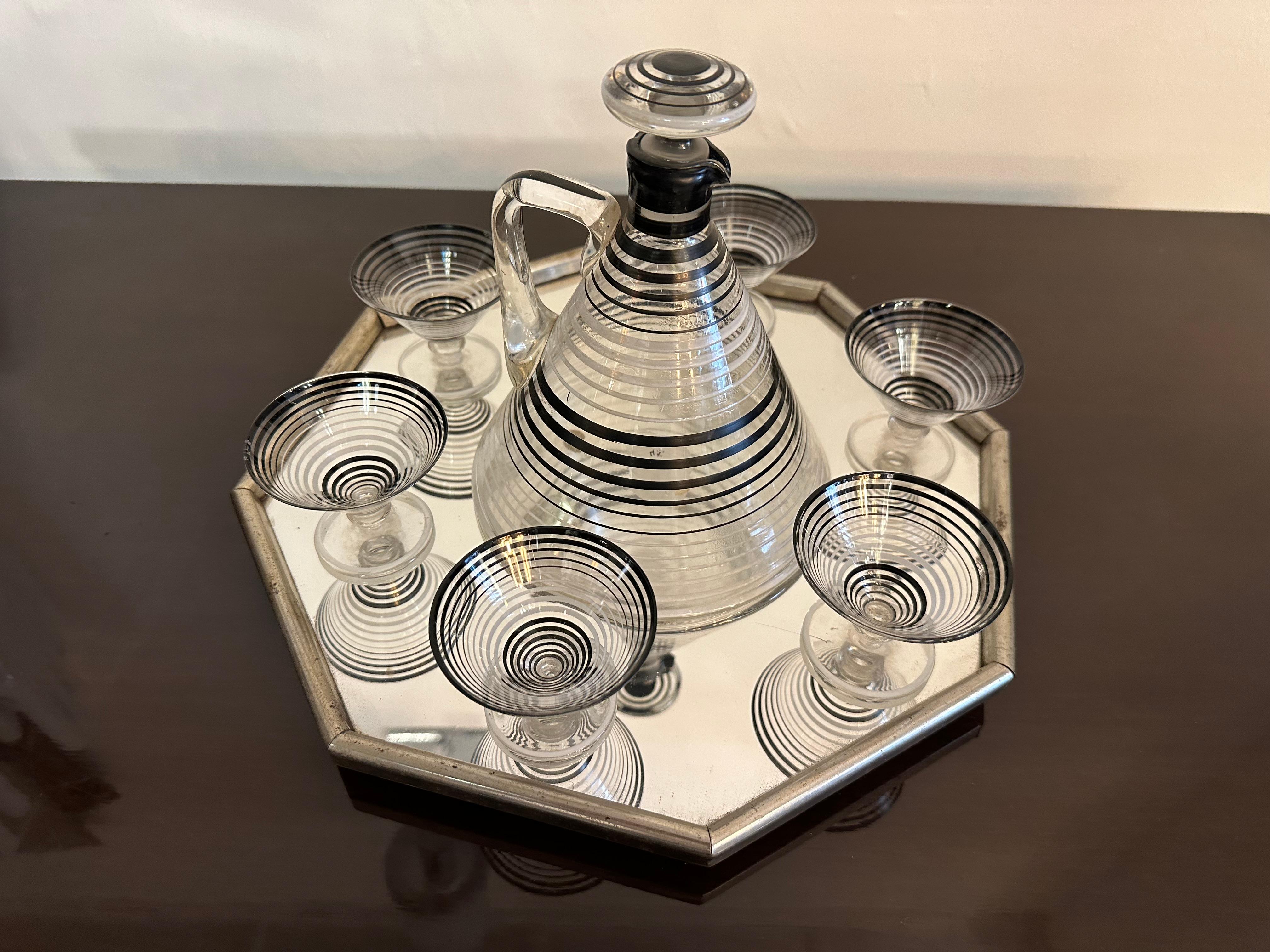 Zeichen: hergestellt in Czecho Slowakei
Jahr: 1920
Stil: Art Deco
Seit 1982 haben wir uns auf den Verkauf von Art Deco, Jugendstil und Vintage spezialisiert. Wenn Sie Fragen haben, stehen wir Ihnen gerne zur Verfügung.
Drücken Sie auf die