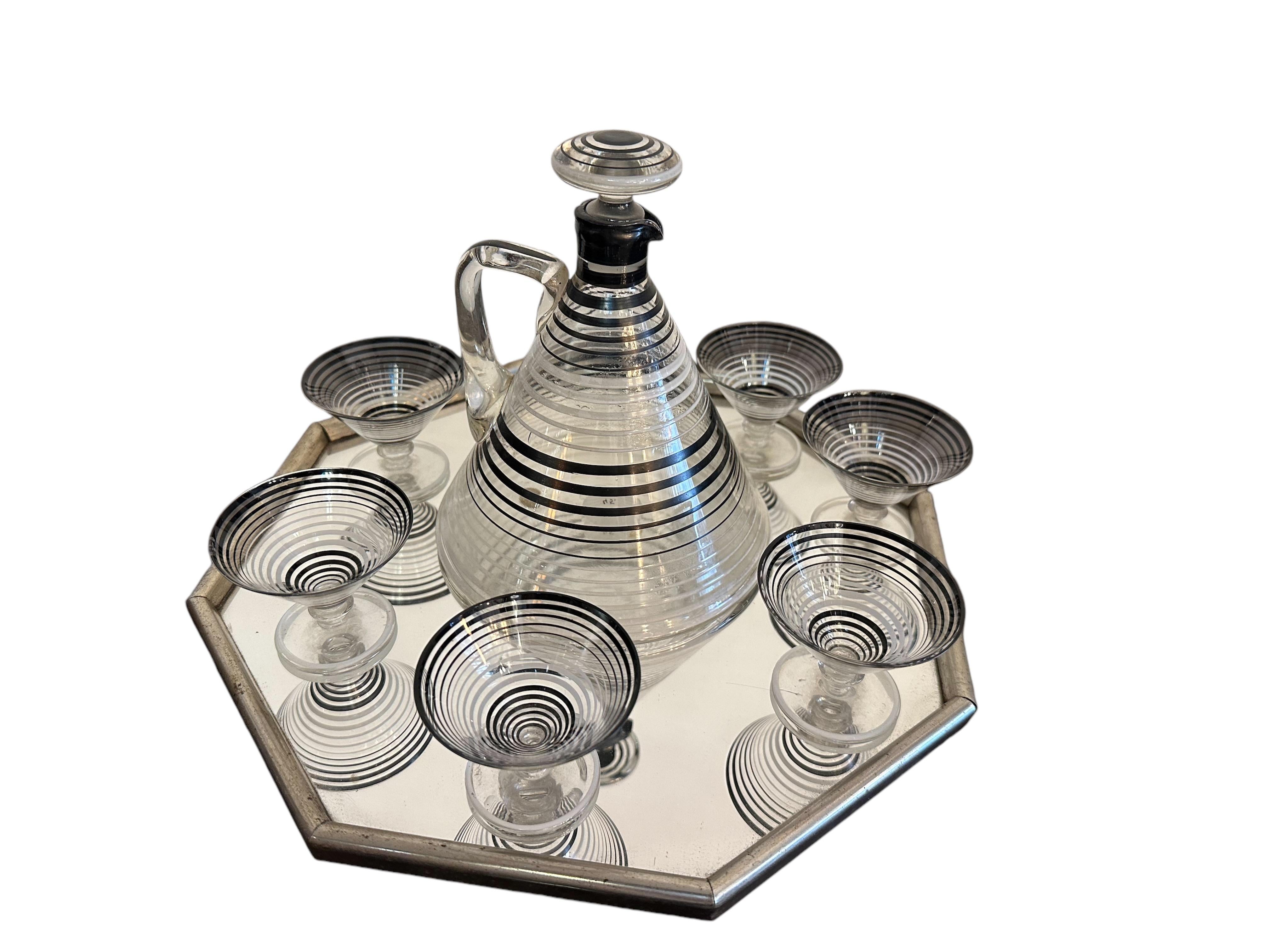 Ungewöhnliches 6-Glas-Likörglas in Kristall und Krug, signiert: hergestellt in der Tschechischen Slowakei (Art déco) im Angebot