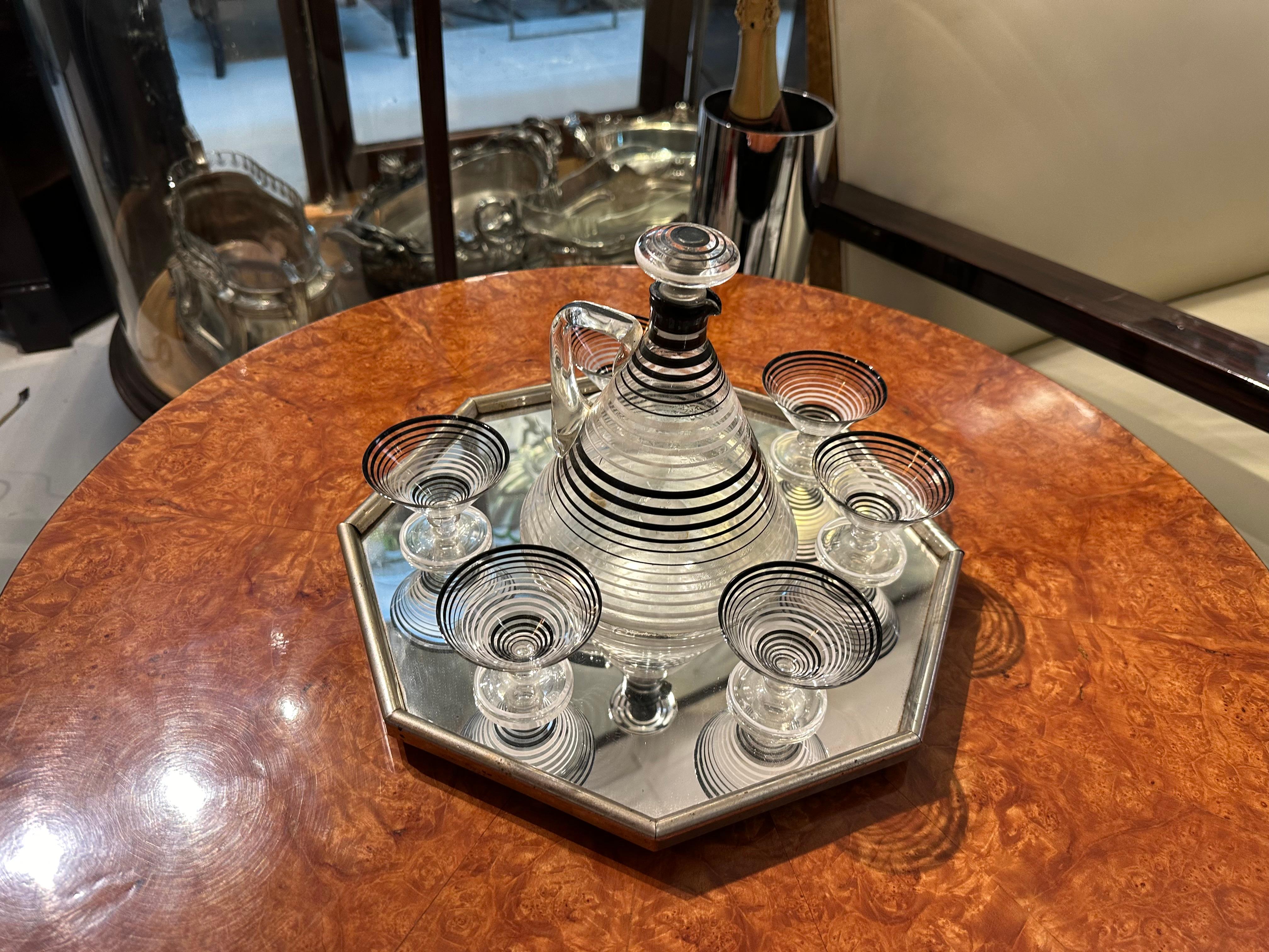 Ungewöhnliches 6-Glas-Likörglas in Kristall und Krug, signiert: hergestellt in der Tschechischen Slowakei (Frühes 20. Jahrhundert) im Angebot