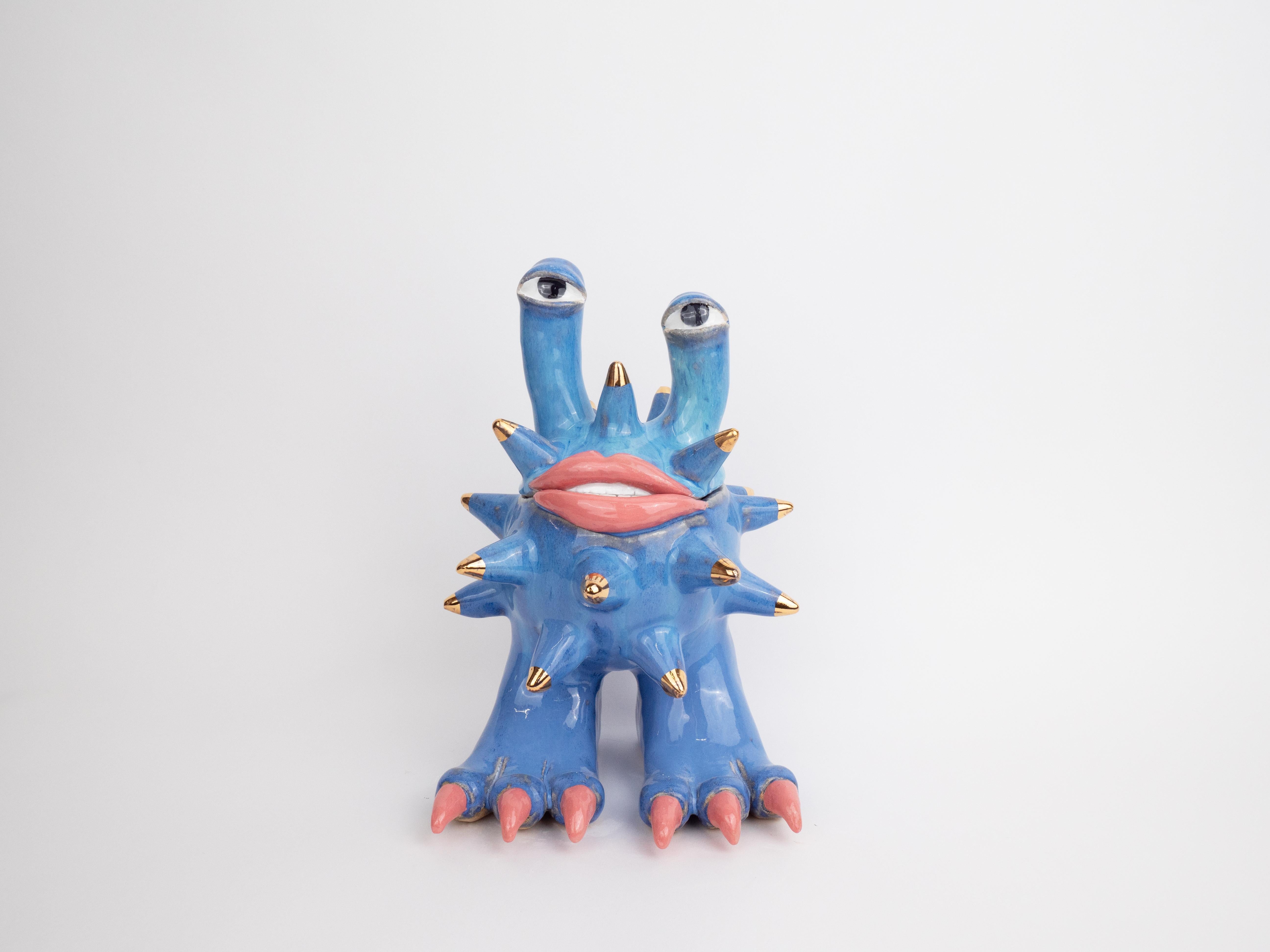 L'Invader est un pot en céramique fabriqué à la main et conçu pour y ranger des bibelots, des bonbons ou toute autre friandise. Le Seafoam Invader est décoré d'une glaçure bleue vibrante avec des détails en or 24 carats. 

L'une des sculptures