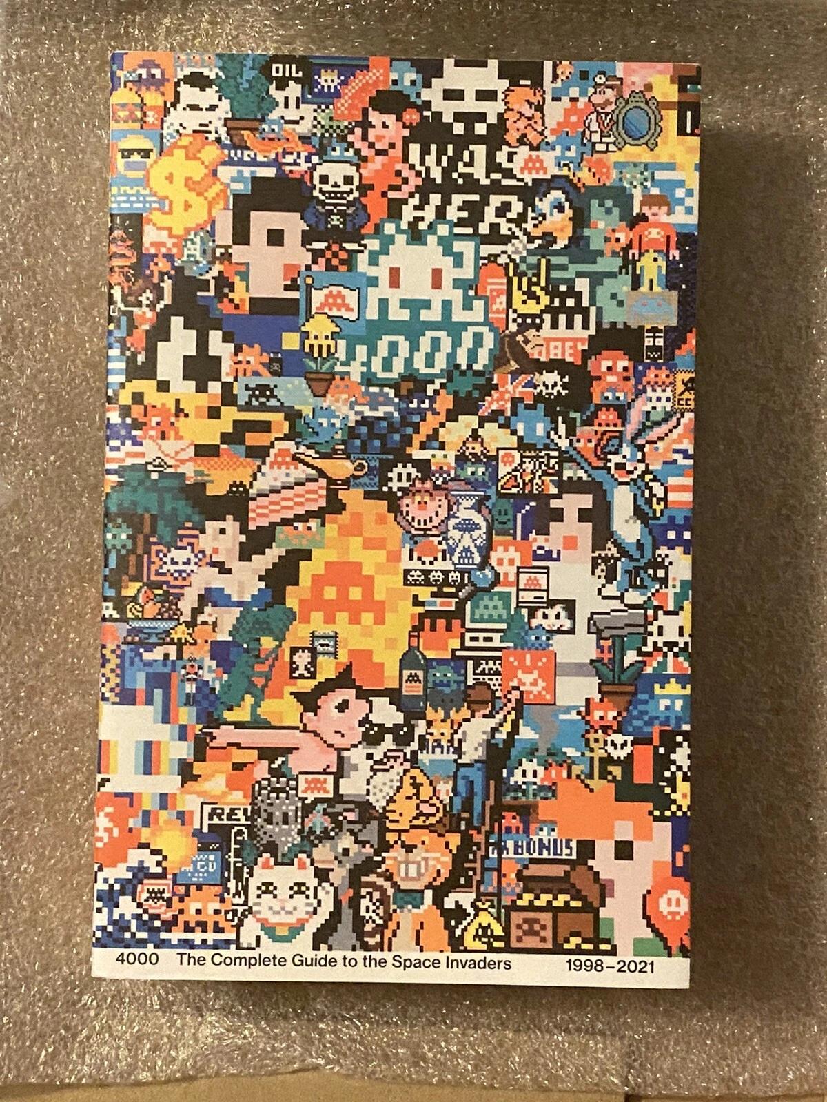 INVADER (français, né en 1969)
4000 - Le guide complet des Space Invaders, 1998-2021
Première édition  Control P Editions  2022

Le catalogue raisonné définitif de l'un des projets d'art public les plus ambitieux jamais entrepris. 4000 - The
