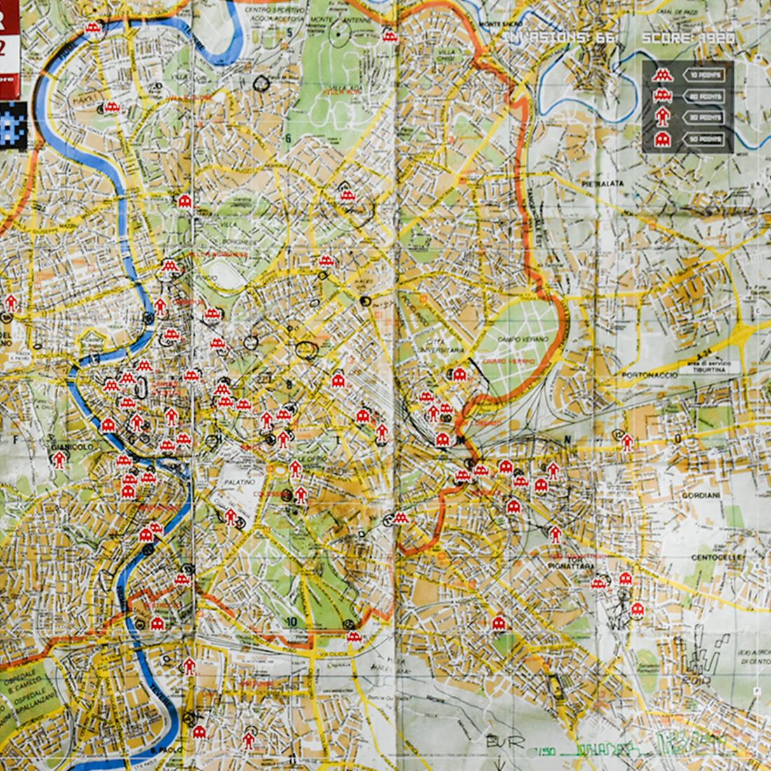 Versión impresa del Mapa de Roma Invasora en papel grueso.
Publicado con motivo de su exposición individual en una galería de Roma en 2010.
Firmado a mano y numerado con el año por Invader en la parte inferior derecha de la impresión en tinta