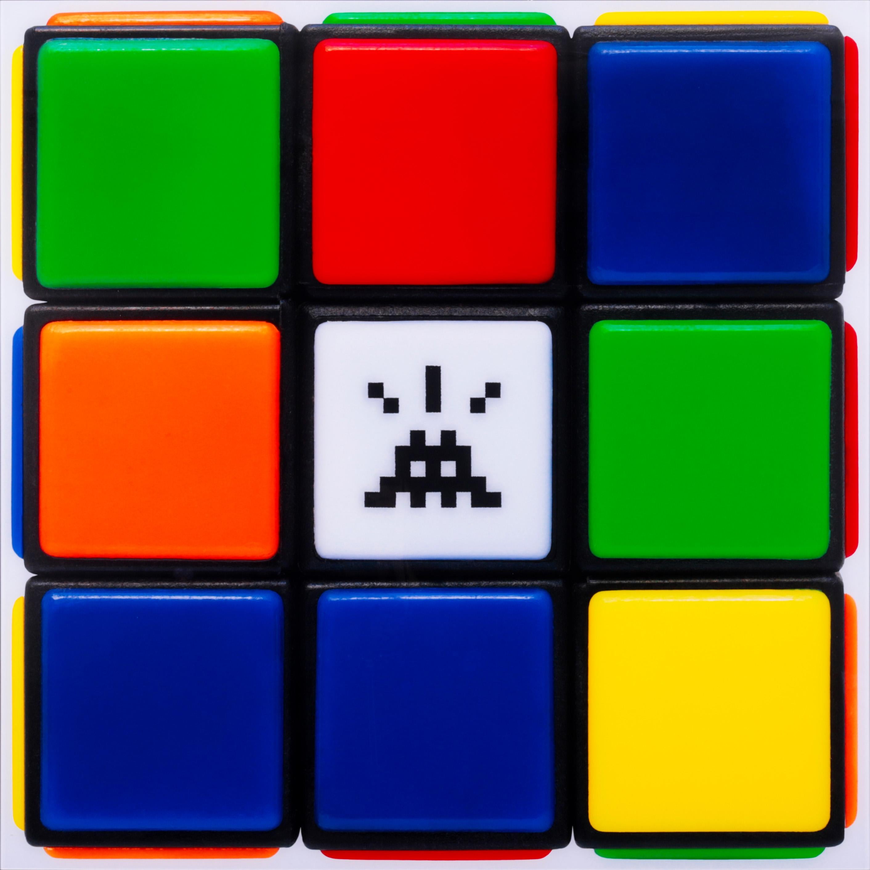 Invader (français, né en 1969), également connu sous le nom de Space Invader, est un artiste urbain basé à Paris. Il est surtout connu pour ses mosaïques représentant les personnages du jeu vidéo des années 1970 "Space Invaders" dans des villes du