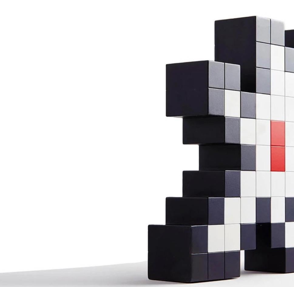 Invader, 3D Little Bigli, 2022

Sculpture d'art en vinyle 3D à deux faces dans le style mosaïque unique de l'artiste. Livré dans une boîte magnétique élégante

27.9 × 19.8 × 4.1 cm (11 × 7.8 × 1.6 in)

Livré dans sa boîte d'origine scellée avec une