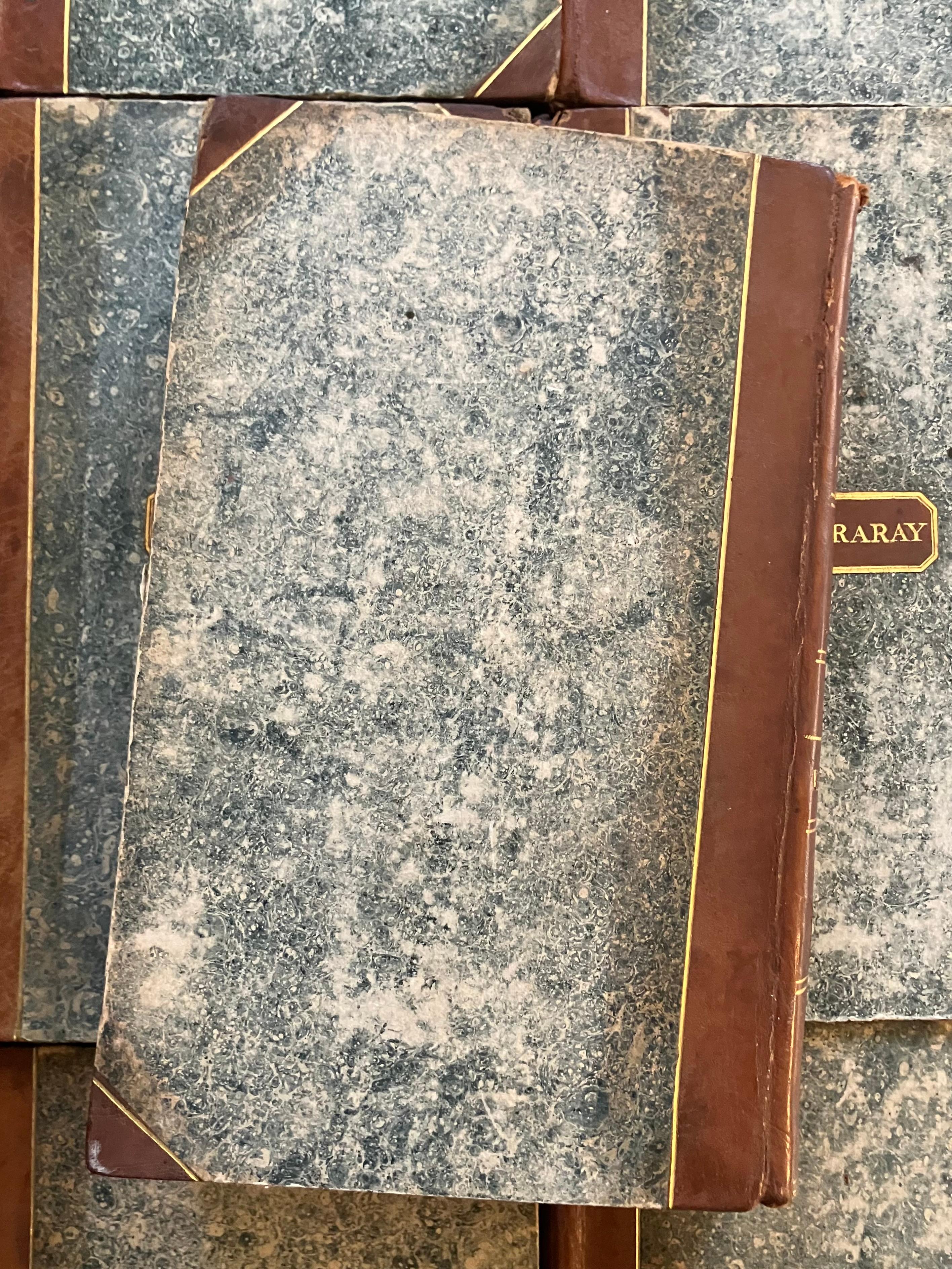 Ensemble inversé de quinze livres reliés en cuir en vente 9