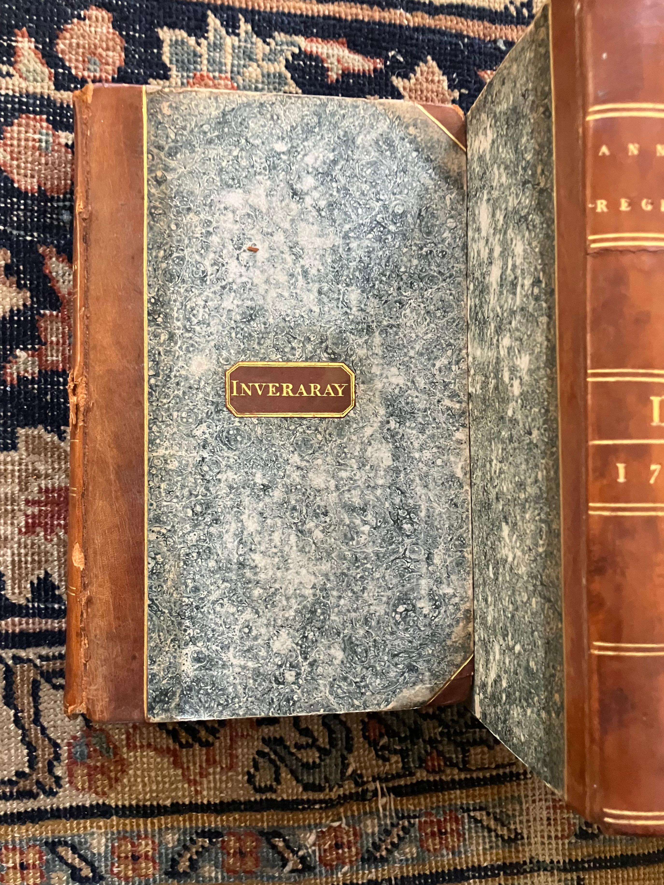 Ensemble inversé de quinze livres reliés en cuir en vente 10