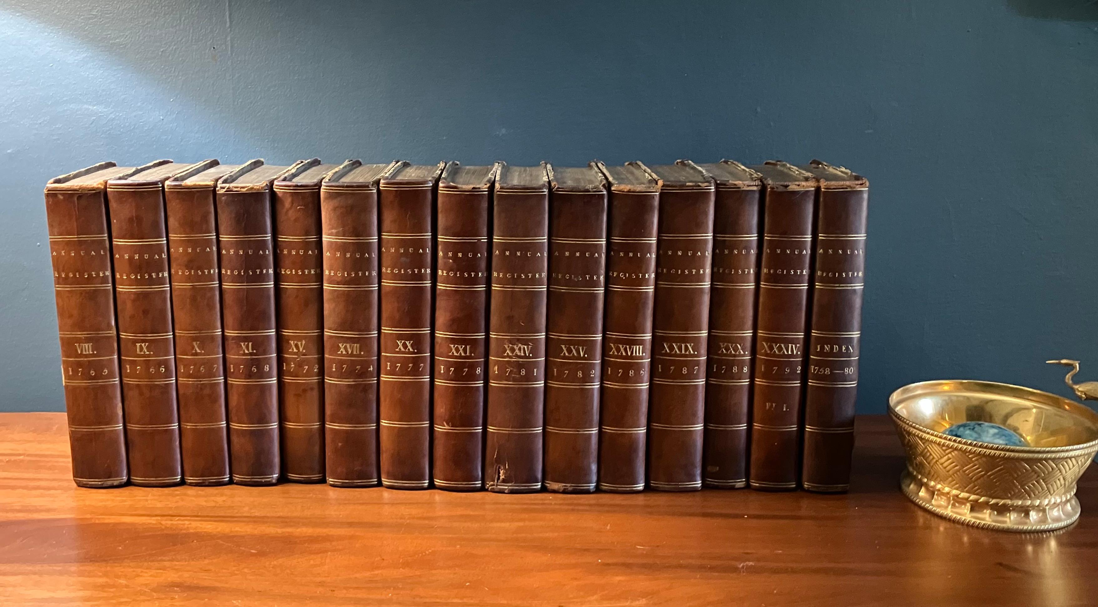 Anglais Ensemble inversé de quinze livres reliés en cuir en vente