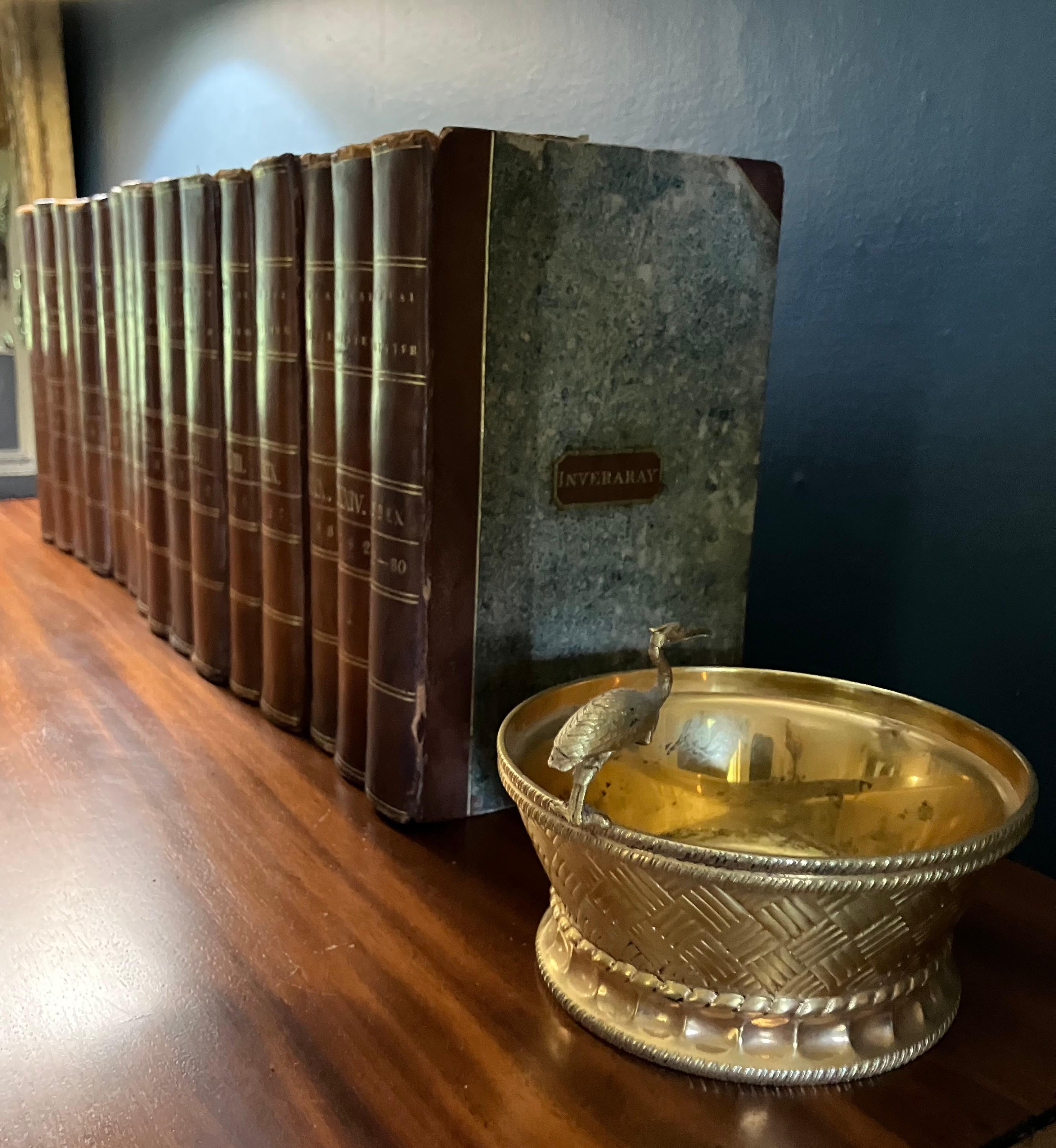 Ensemble inversé de quinze livres reliés en cuir en vente 2