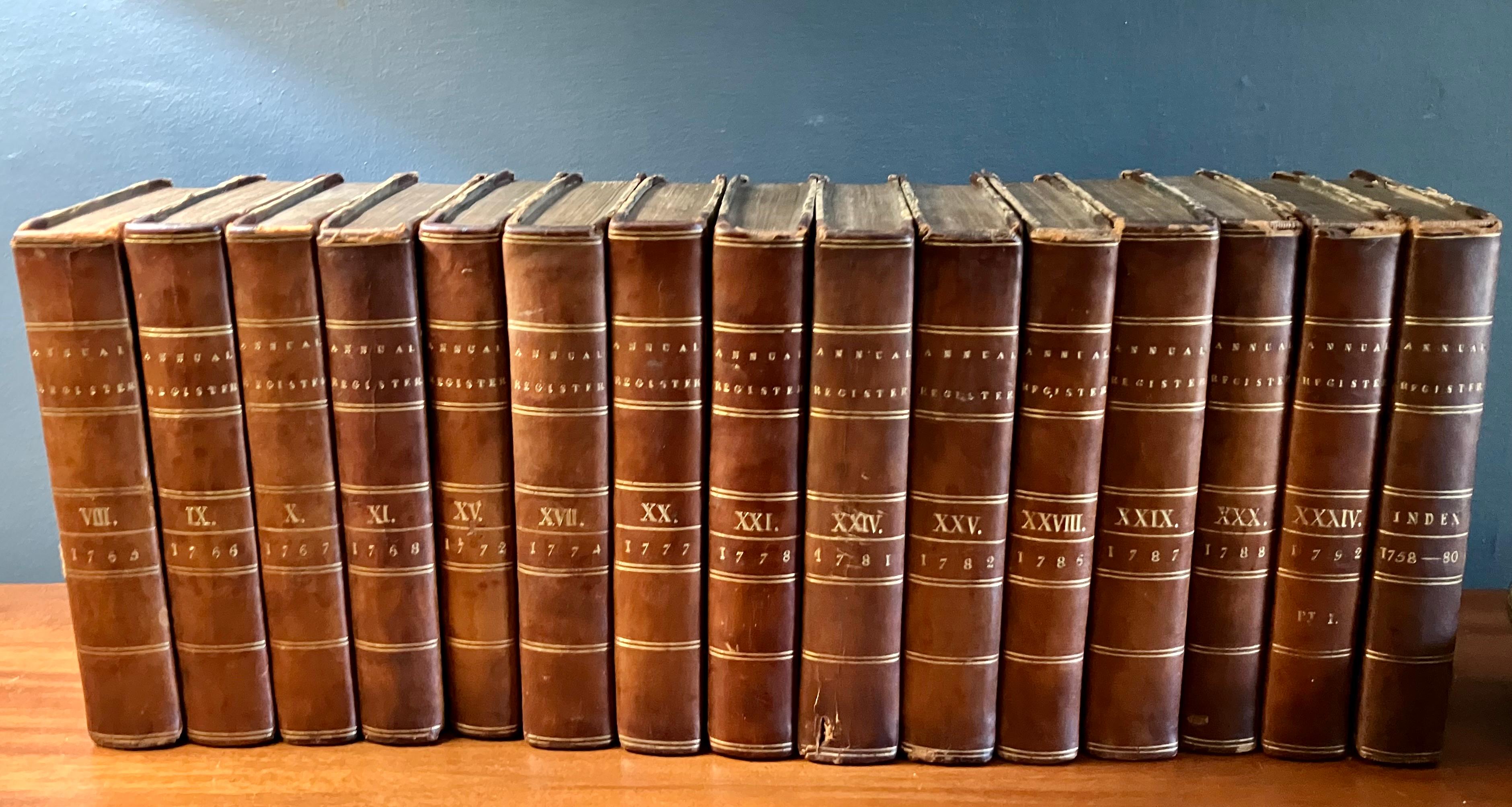Ensemble inversé de quinze livres reliés en cuir en vente 3