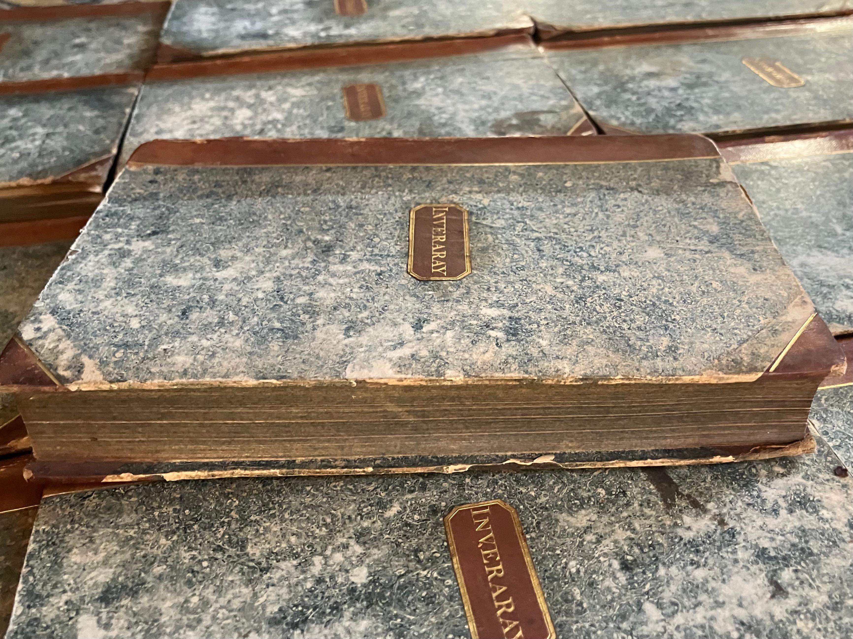 Ensemble inversé de quinze livres reliés en cuir en vente 1