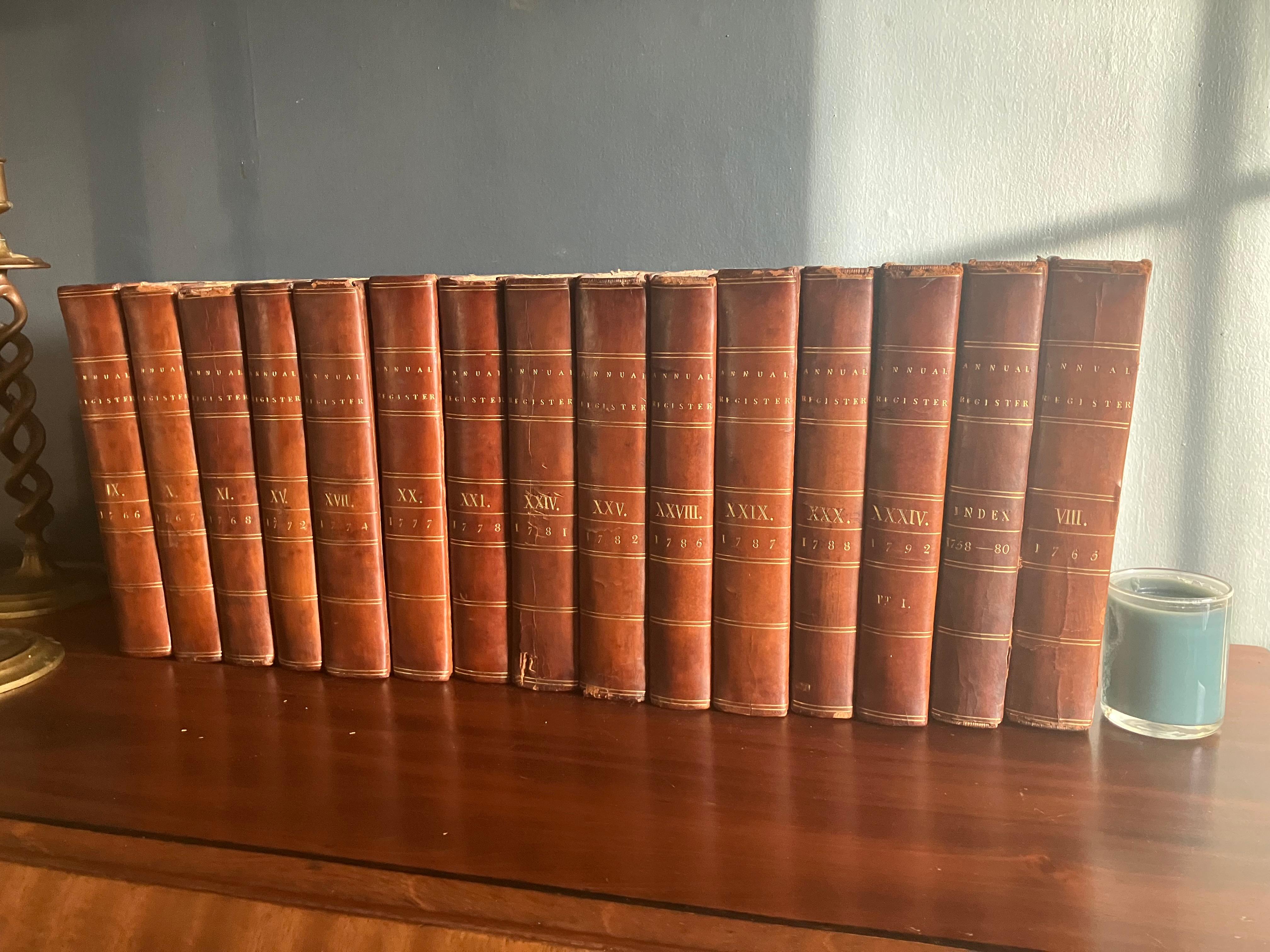 Ensemble inversé de quinze livres reliés en cuir en vente 5