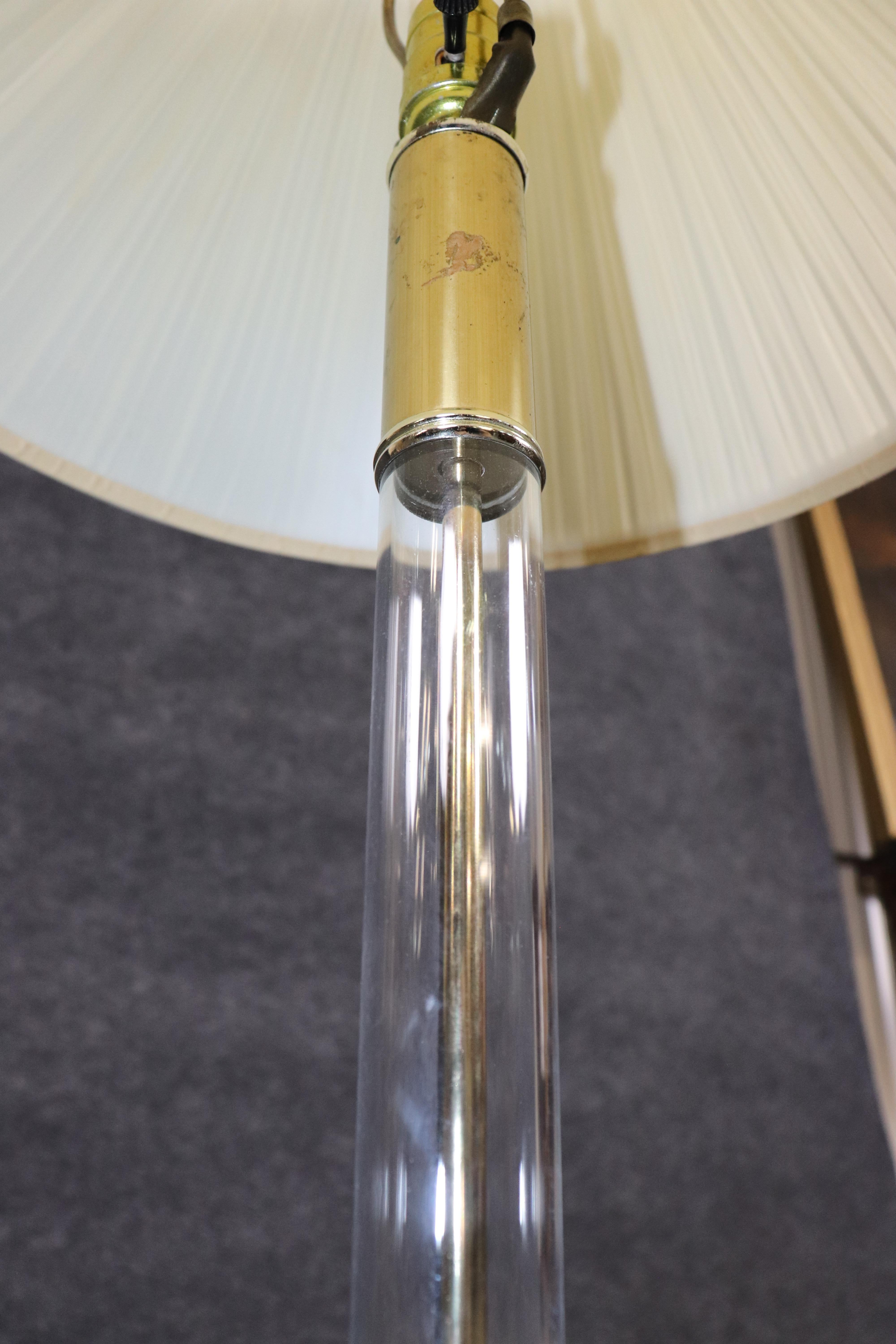 Inverse Palm Tree Lucite and Brass Maison Jansen Style Table Lamp In Good Condition For Sale In Swedesboro, NJ