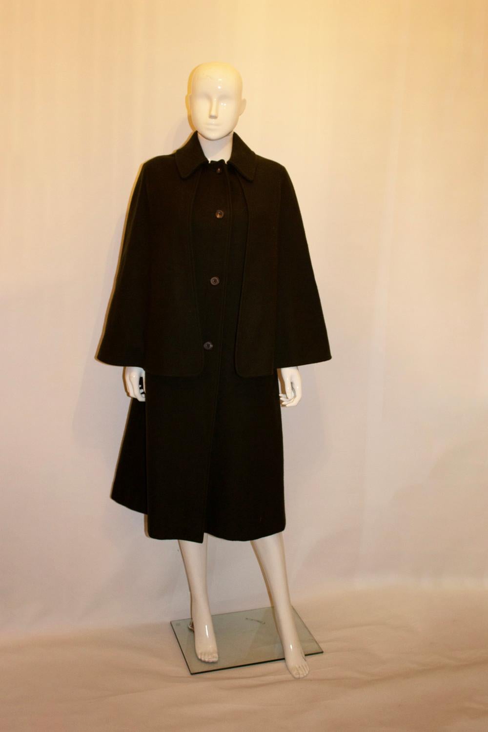 Femenino o masculino Abrigo de lana verde oliva Invertec con detalle de capa en venta