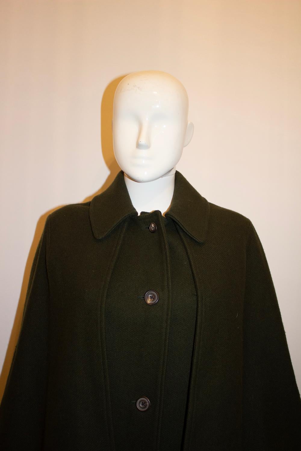 Abrigo de lana verde oliva Invertec con detalle de capa en venta 1