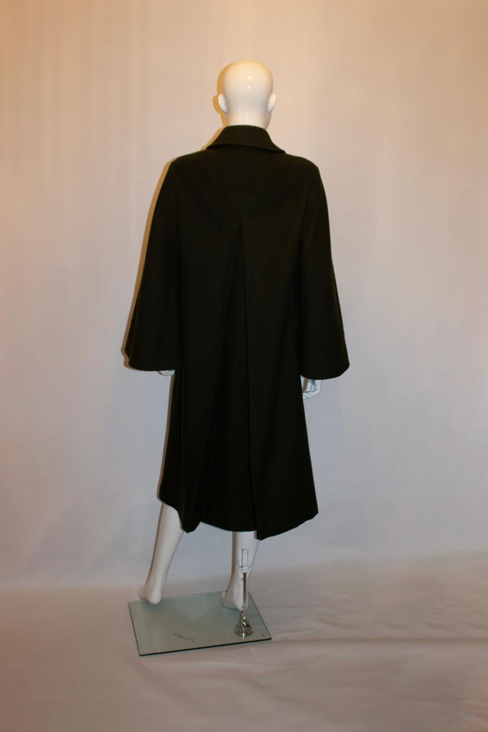 Abrigo de lana verde oliva Invertec con detalle de capa en venta 2