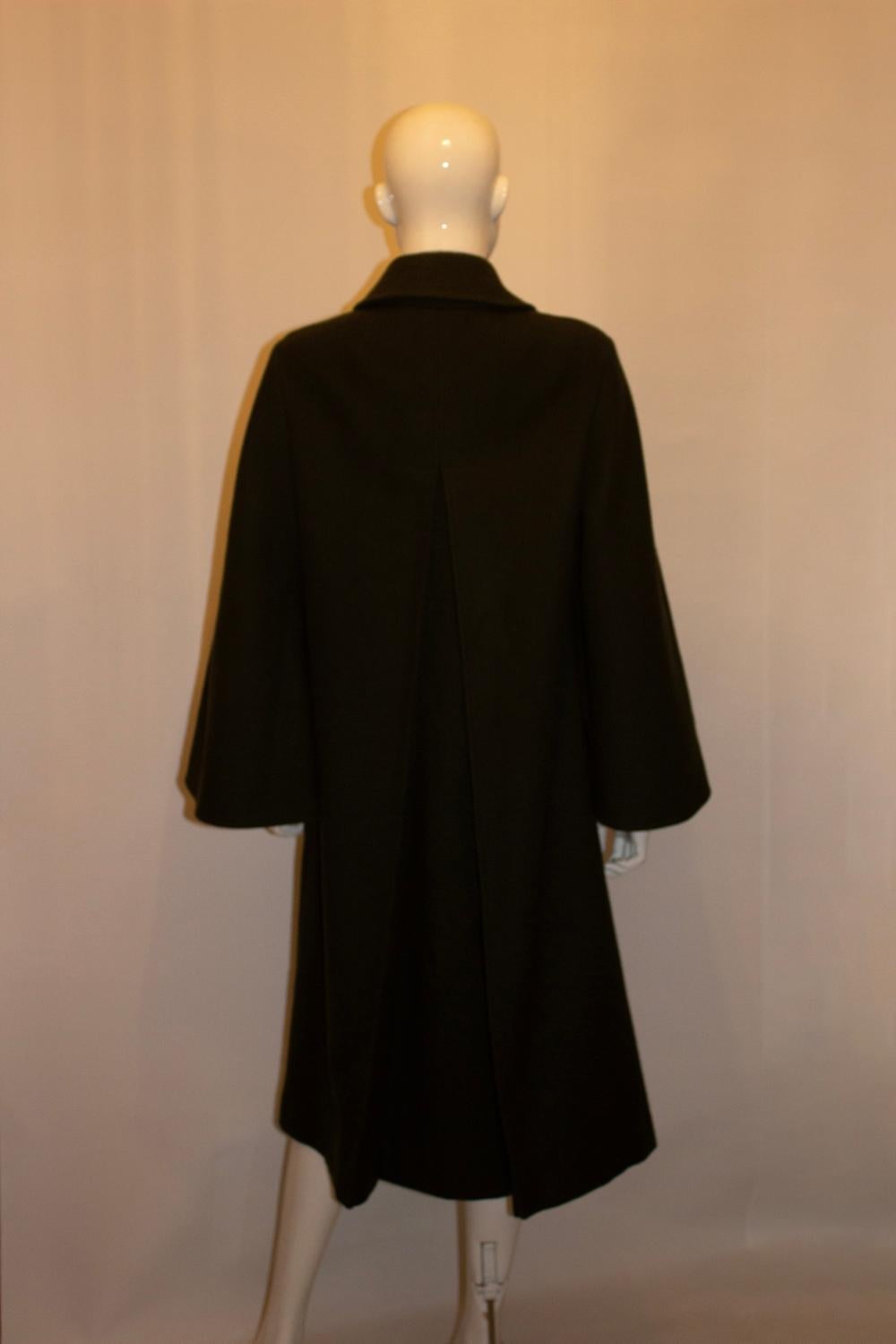 Abrigo de lana verde oliva Invertec con detalle de capa en venta 3