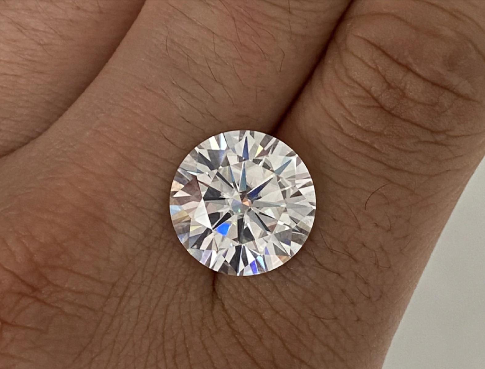 GIA exceptional 4 carat round brilliant cut diamond solitaire ring the main stone is I. flawless diamond with triple excellent cut and none fluorescence.
