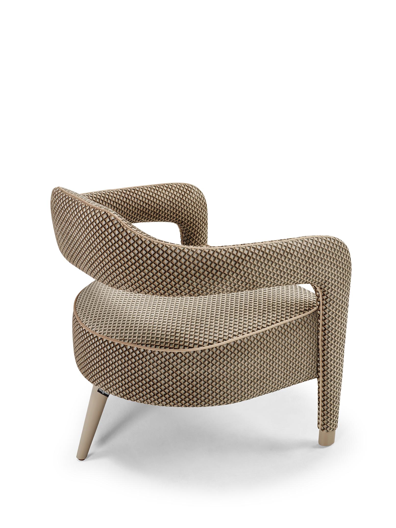The modern and sophisticated design of INVICTA armchair makes it suitable for any luxury and cosmopolitan interior design inspiration. With just one leg on the back, in solid wood, the Invicta can be upholstered in fabric, eco-leather, natural