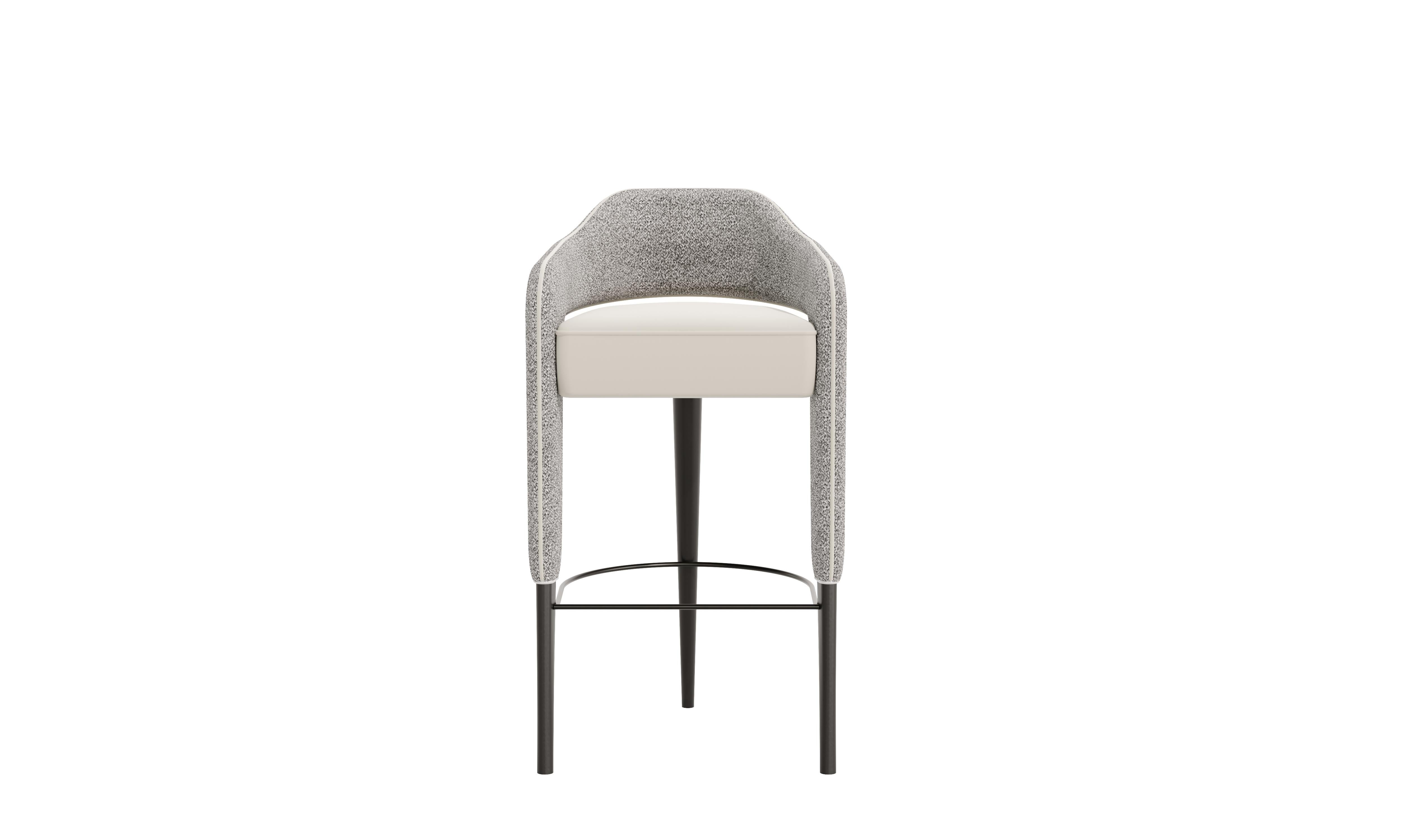 El taburete de bar INVICTA de CASA MAGNA encarna a la vez elegancia y originalidad. Con un diseño único con una sola pata trasera de madera maciza, irradia sofisticación y estilo. El color de las patas de madera puede personalizarse para adaptarse