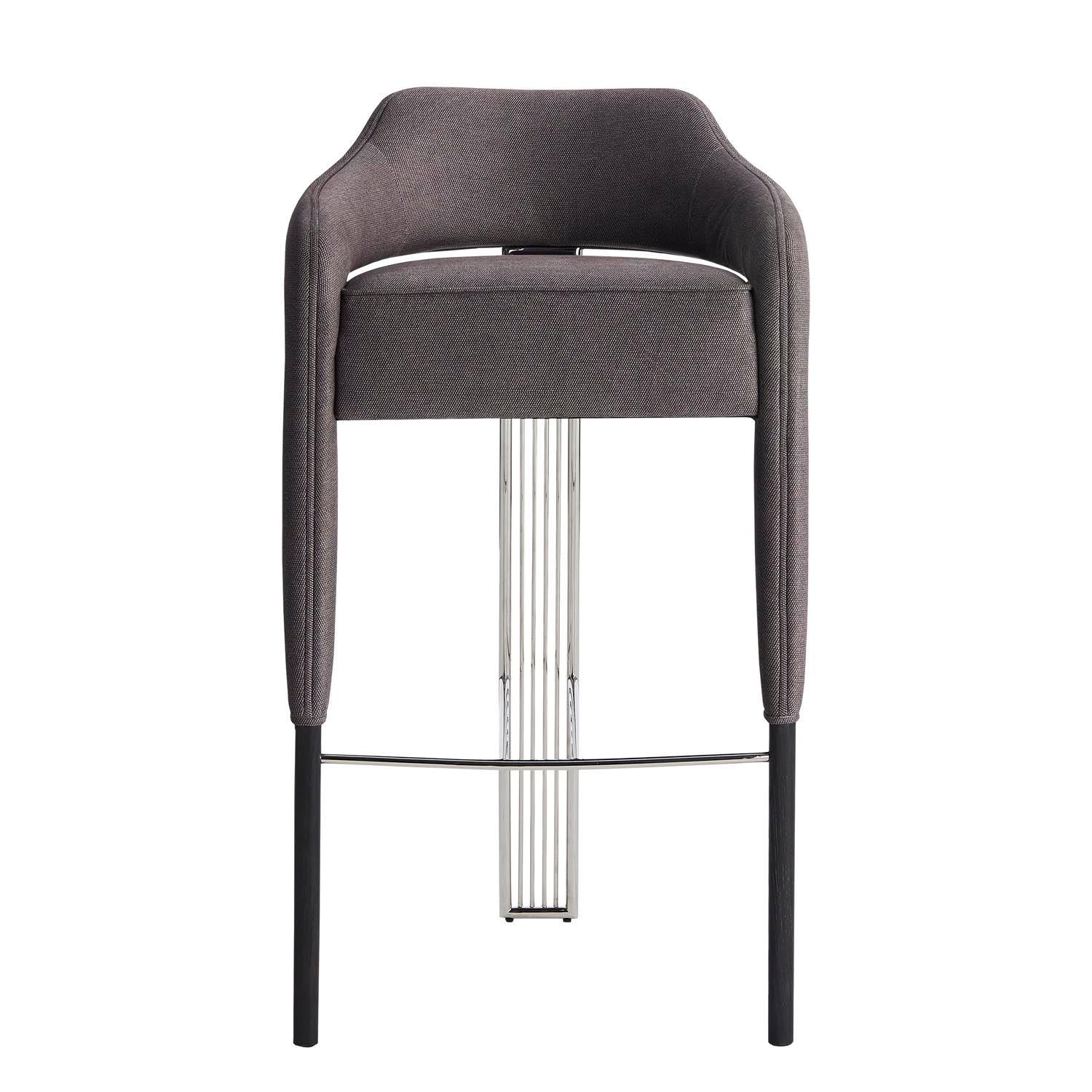 INVICTA II is a bar stool with a modern design, whose imposing character comes from the particular stainless steel rear leg, which contrasts with the delicacy of the detail of the piping that runs from the backrest along the legs.‎‎ Invicta II is