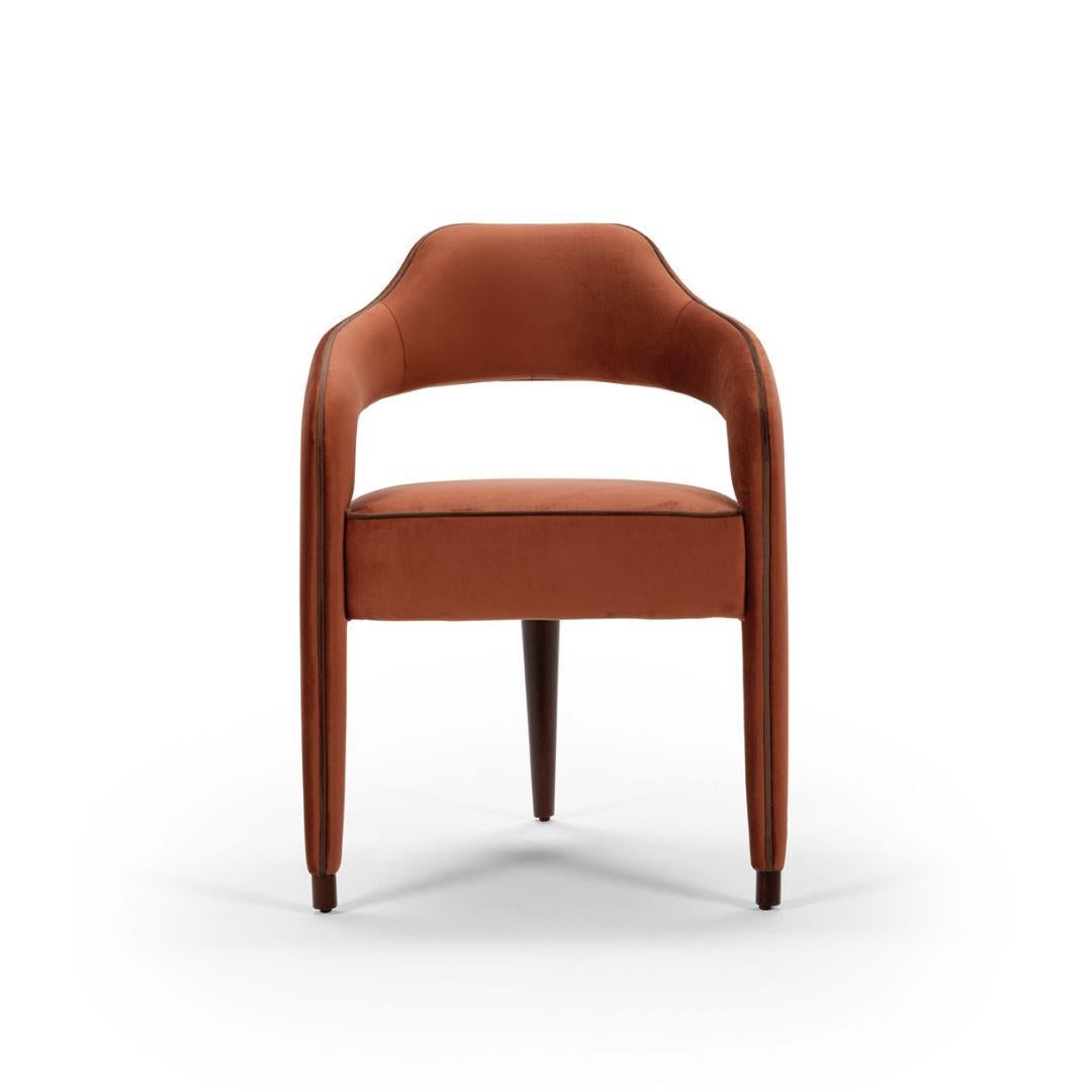 The Invicta dining chair is a unique piece, and the impressive design with just one leg in the back, in solid wood, will make the dining room a sophisticated space. Upholstered in fabric, with contrasting piping that run from the front legs along