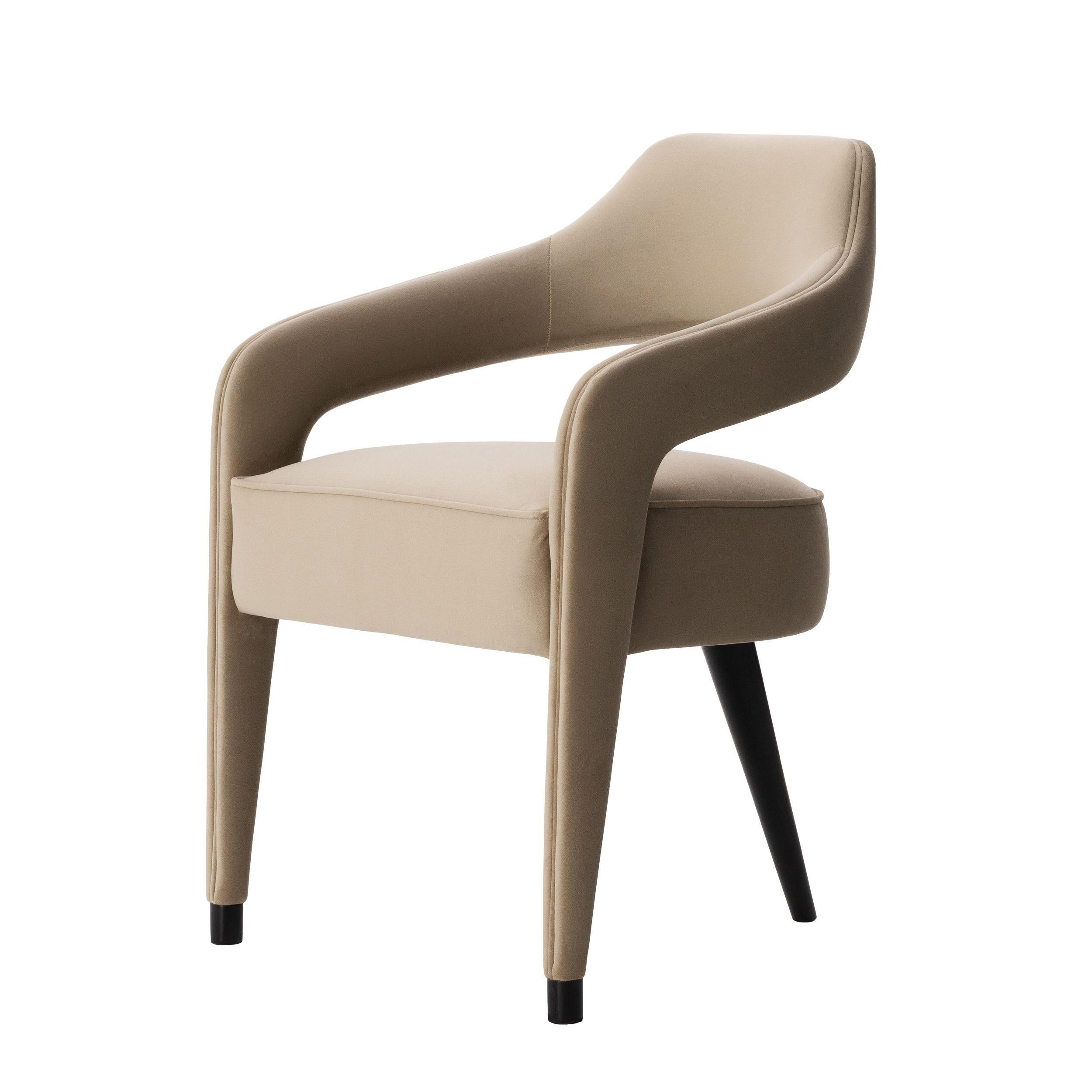 The INVICTA dining chair is a unique piece, and the impressive design with just one leg in the back, in solid wood, will make the dining room a sophisticated decor. Upholstered in fabric, with or without the contrasting piping that run from the