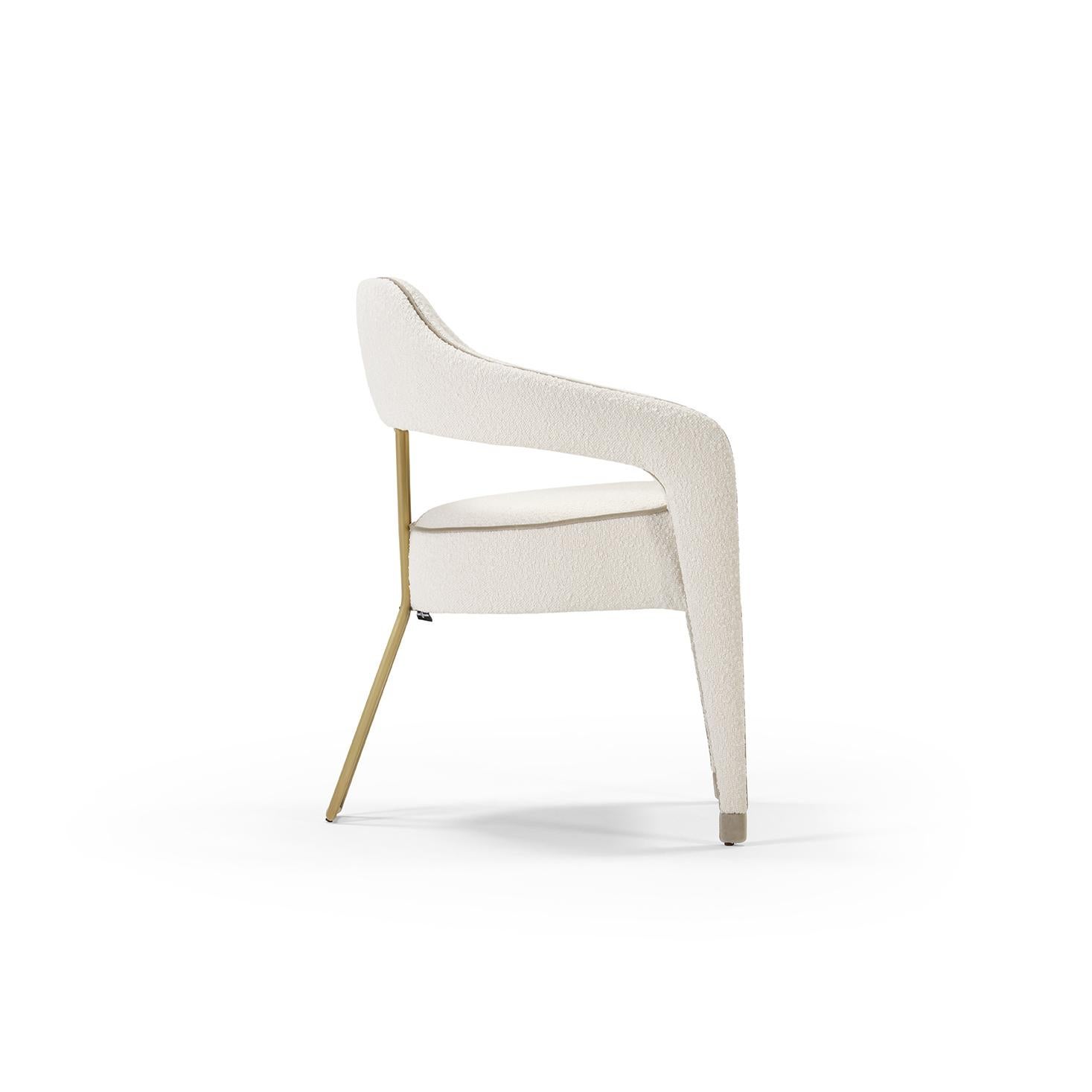 Modern INVICTA II dining chair in white boucle and brass rear leg For Sale