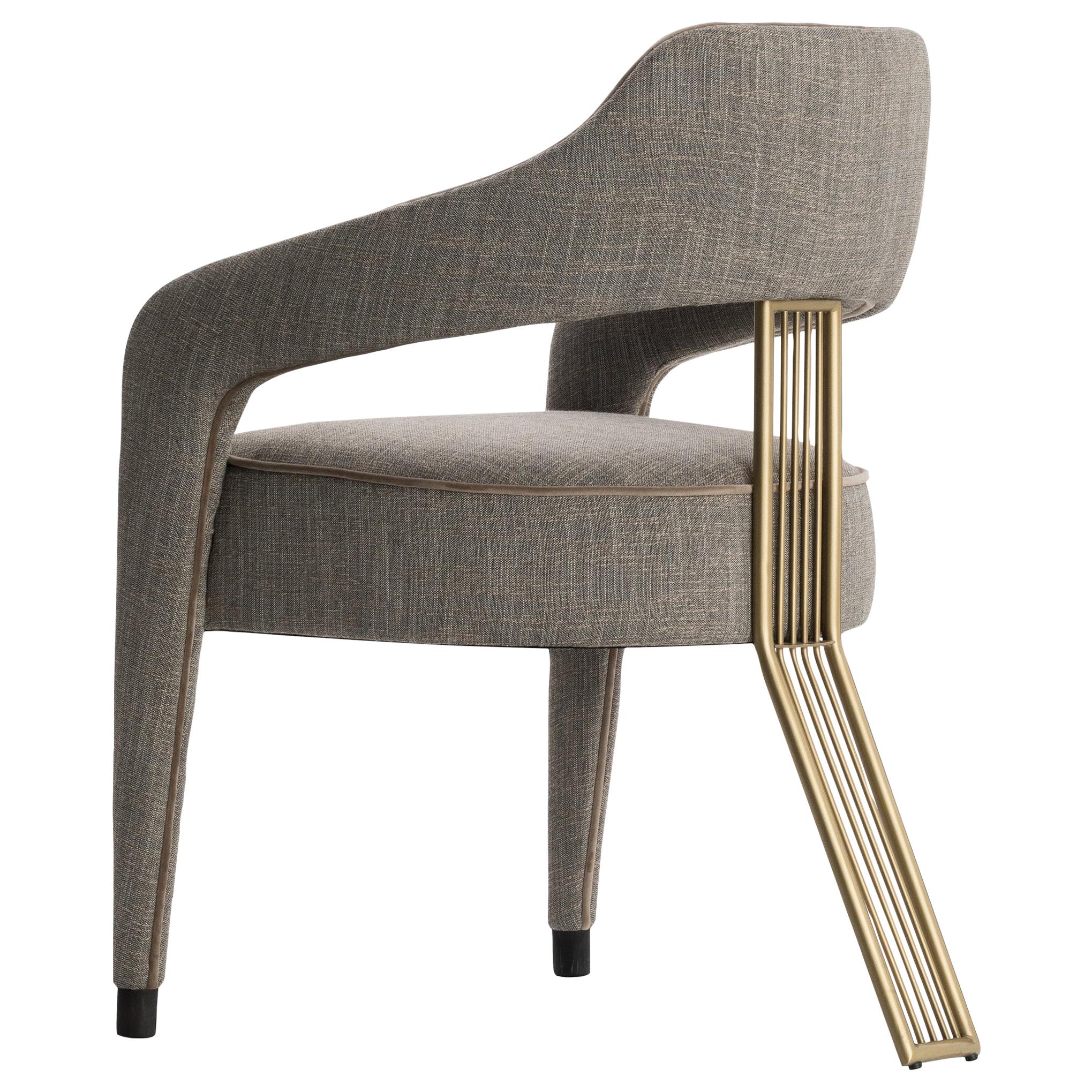 The INVICTA II dining chair has an exclusive and impressive design, with just one leg in the back, it brings sophistication to all dining room.‎‎ It is entirely upholstered in fabric with contrasting piping that run from the front legs along the