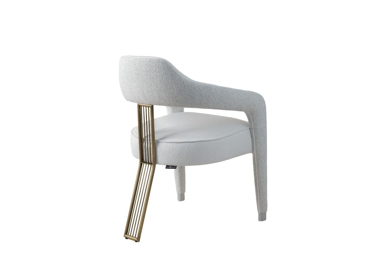 The INVICTA II dining chair has an exclusive and impressive design, with just one leg in the back, it brings shophistication to your decoration. Highlighted by the piping detail around the seat and the back that extends to the front legs. The rear