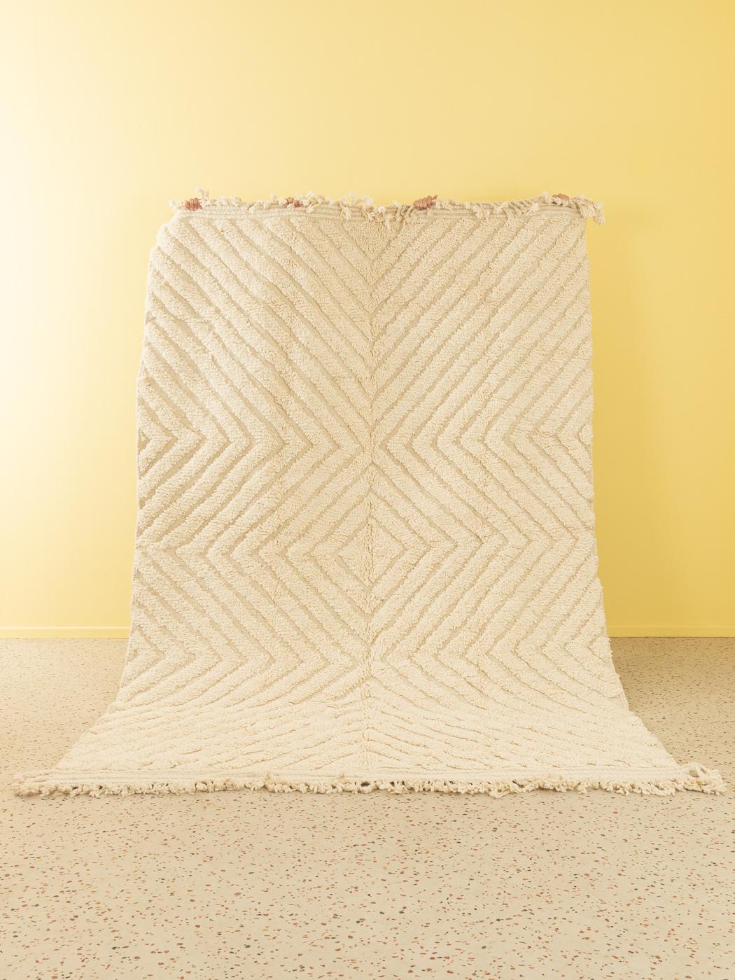 Invisible Cream ist ein moderner Teppich aus 100 % Wolle - dick und weich, angenehm unter den Füßen. Unsere Berberteppiche werden von Amazigh-Frauen im Atlasgebirge handgewebt und handgeknüpft. Diese Gemeinschaften stellen schon seit Tausenden von