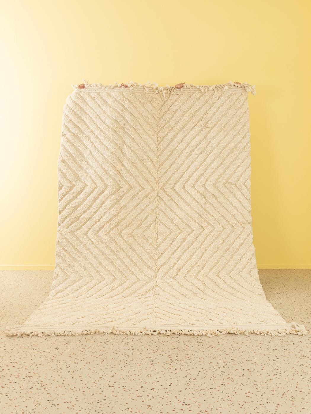 Crema Invisible es una alfombra contemporánea 100% lana: gruesa y suave, cómoda bajo los pies. Nuestras alfombras bereberes están tejidas y anudadas a mano por mujeres amazigh en la cordillera del Atlas. Estas comunidades llevan miles de años
