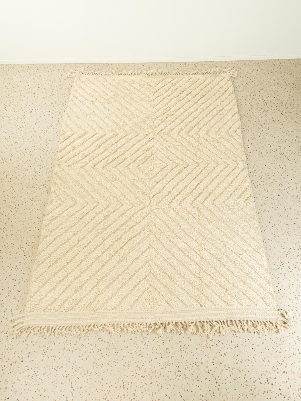 Alfombra bereber marroquí contemporánea Beni Ourain blanco cremoso dibujo moderno Marroquí en venta
