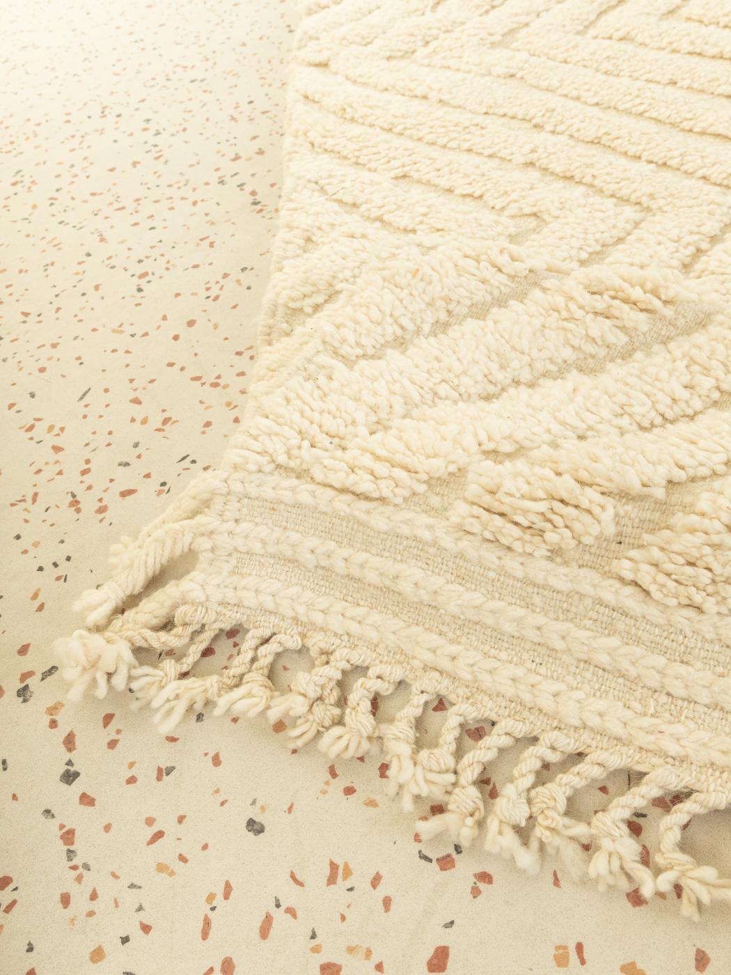 Alfombra bereber marroquí contemporánea Beni Ourain blanco cremoso dibujo moderno en venta 2