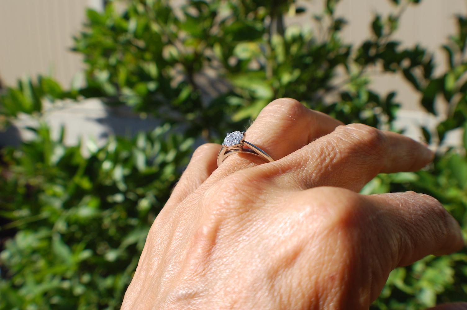 Bague solitaire en or blanc 14 carats avec diamants invisibles de 0,57 carat en vente 2