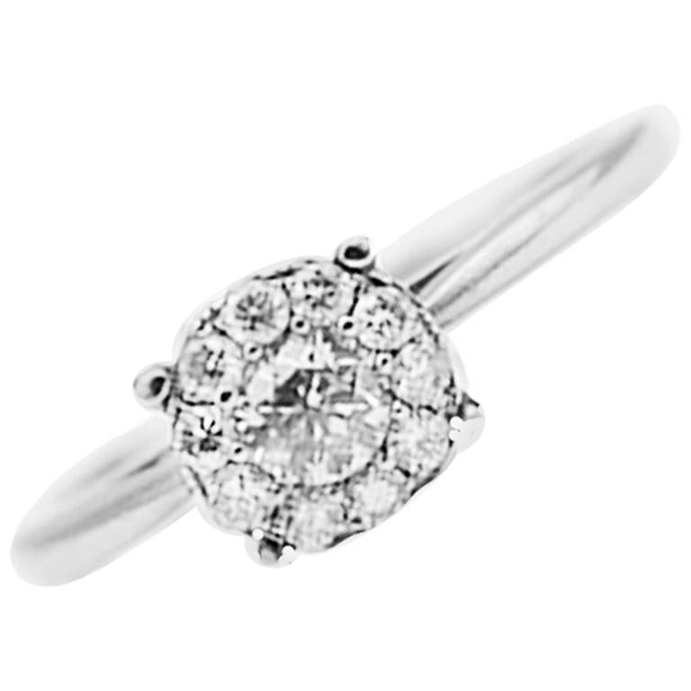 Invisible, solitaire à 11 pierres, poids total de diamants de 0,57 carat
 Superbe, serti en pavé dans une monture de style invisible, les griffes ne sont pas visibles dans cette bague, seulement les diamants ! 
Gravé en tant que poids total de 0,57