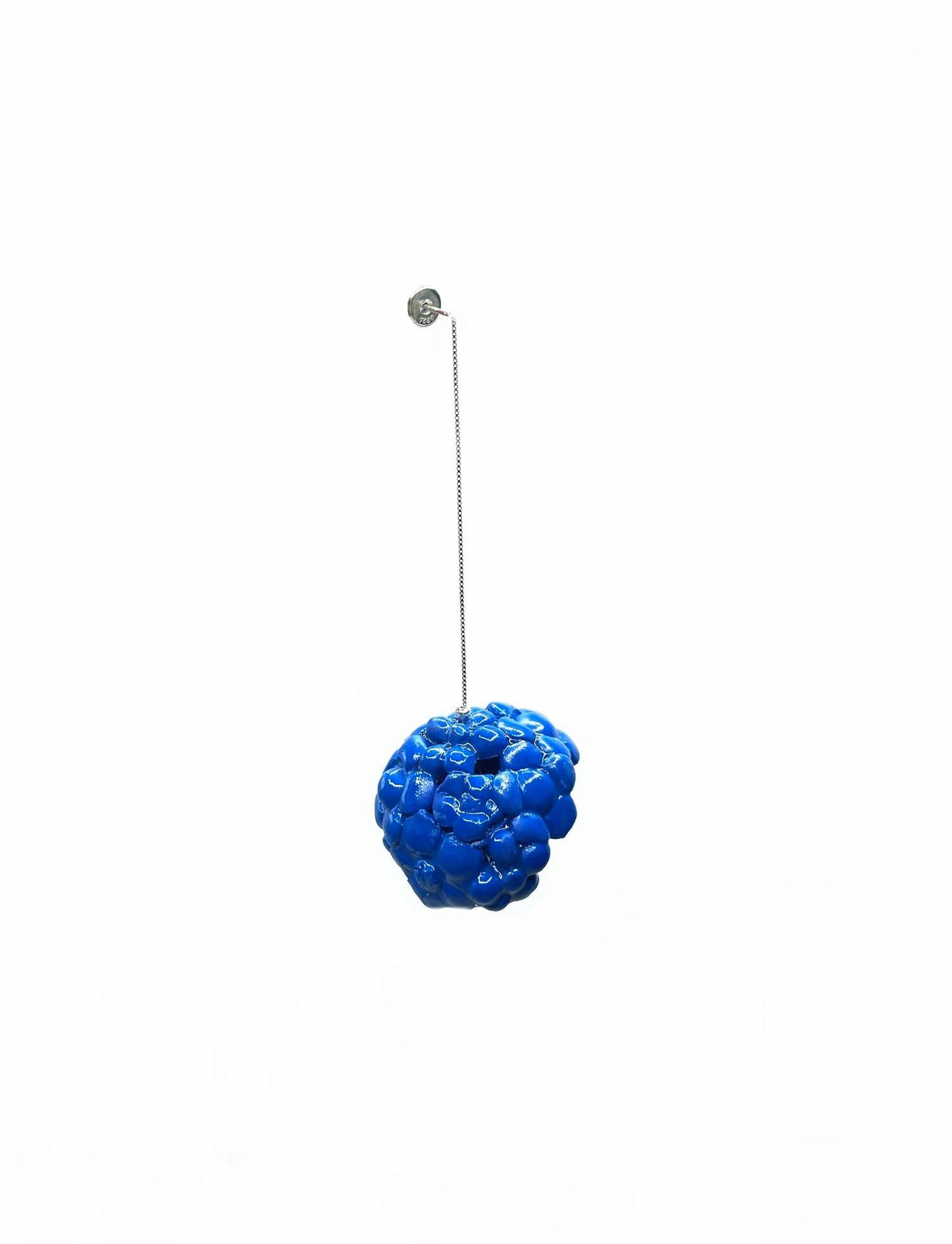 Work Serial No. 1110301235015

“ Anything essential is invisible to the eyes.” - Le Petit Prince

Single side thread earring

This piece is One-of-a-kind as sculpting each flower piece & combined in rounded ball shape.

I always find beauty in