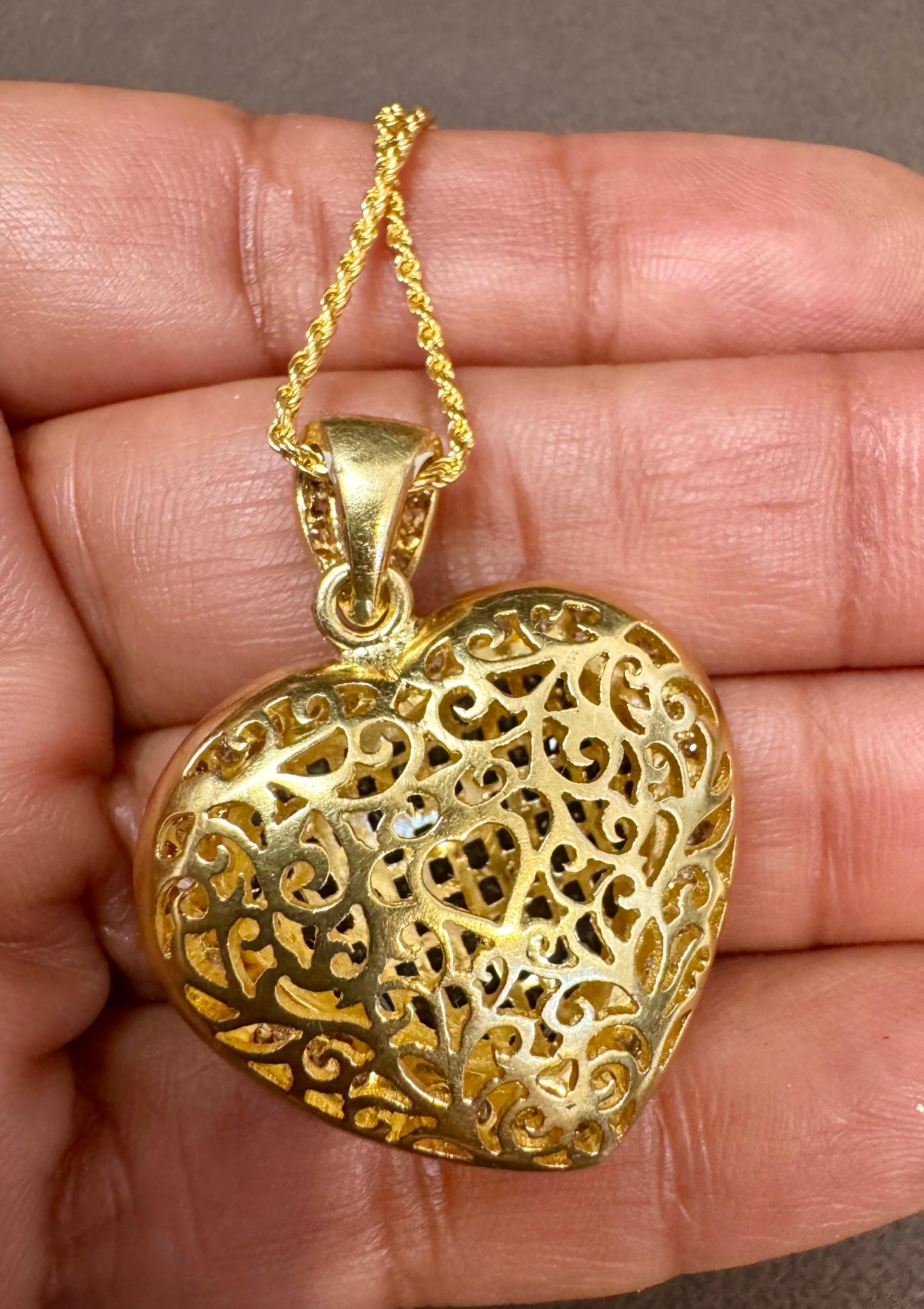 Ciondolo a cuore con zaffiro e diamante Invisible Mystery Set  18 carati  Oro giallo
Cuore perfetto  in zaffiri taglio princess incastonati in modo invisibile  in  Giallo 18 carati  oro . 
Oro 18 K. 17 grammi
 Diamanti: circa 2,5 carati, qualità VS